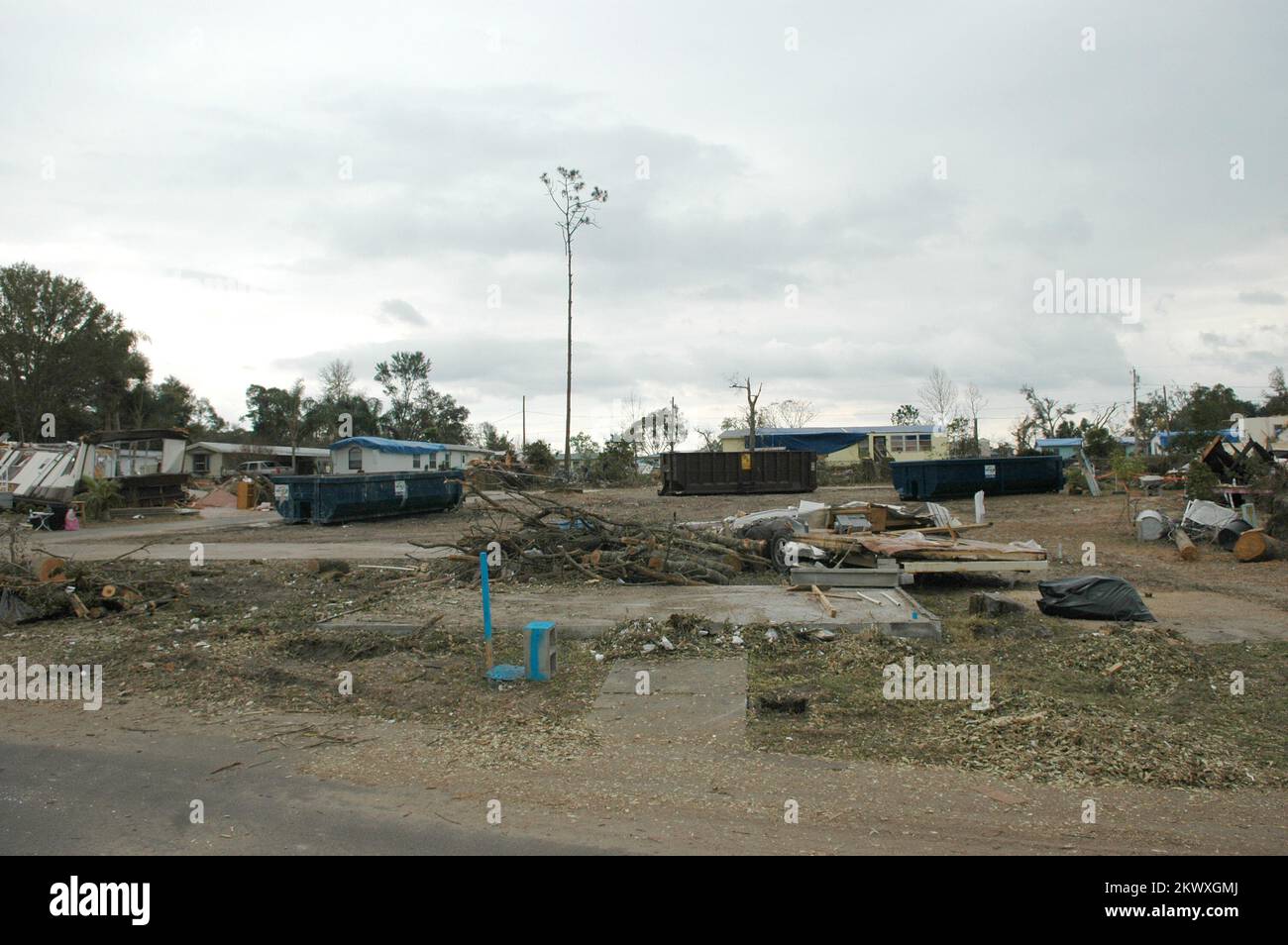 Schwere Stürme und Tornadoes, Lady Lake, Florida, 13. Februar 2007 Trümmer wurden aus dem Sunshine Mobile Home Park in Lady Lake entfernt. Mehrere verschiedene Gruppen von Menschen haben bei der Säuberung nach den Tornados im Zentrum Floridas geholfen. Mark Wolfe/FEMA.. Fotos zu Katastrophen- und Notfallmanagementprogrammen, Aktivitäten und Beamten Stockfoto