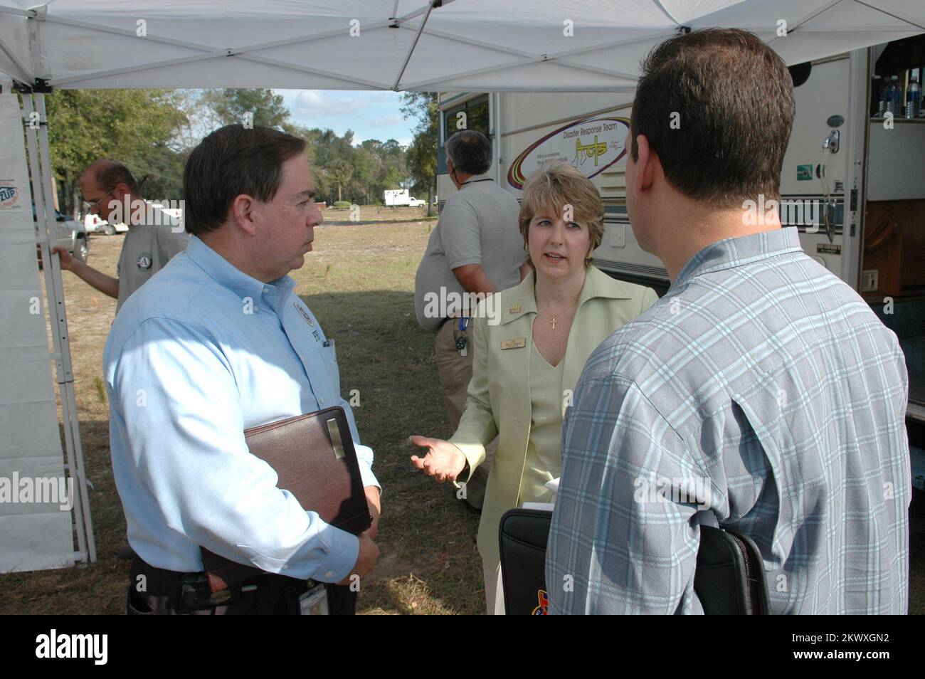 Severe Storms and Tornadoes, Lady Lake, Florida, 12. Februar 2007 FEMA Federal Coordinating Officer (FCO) Jesse Munoz (rechts) spricht heute bei einer Veranstaltung zur Anerkennung von Freiwilligen in Lady Lake mit Wendy Spencer (Center), CEO von Volunteer Florida. Freiwilligenorganisationen sind ein wichtiger Teil der Reaktion auf und der Erholung von den Tornados in Zentralflorida. Mark Wolfe/FEMA.. Fotos zu Katastrophen- und Notfallmanagementprogrammen, Aktivitäten und Beamten Stockfoto