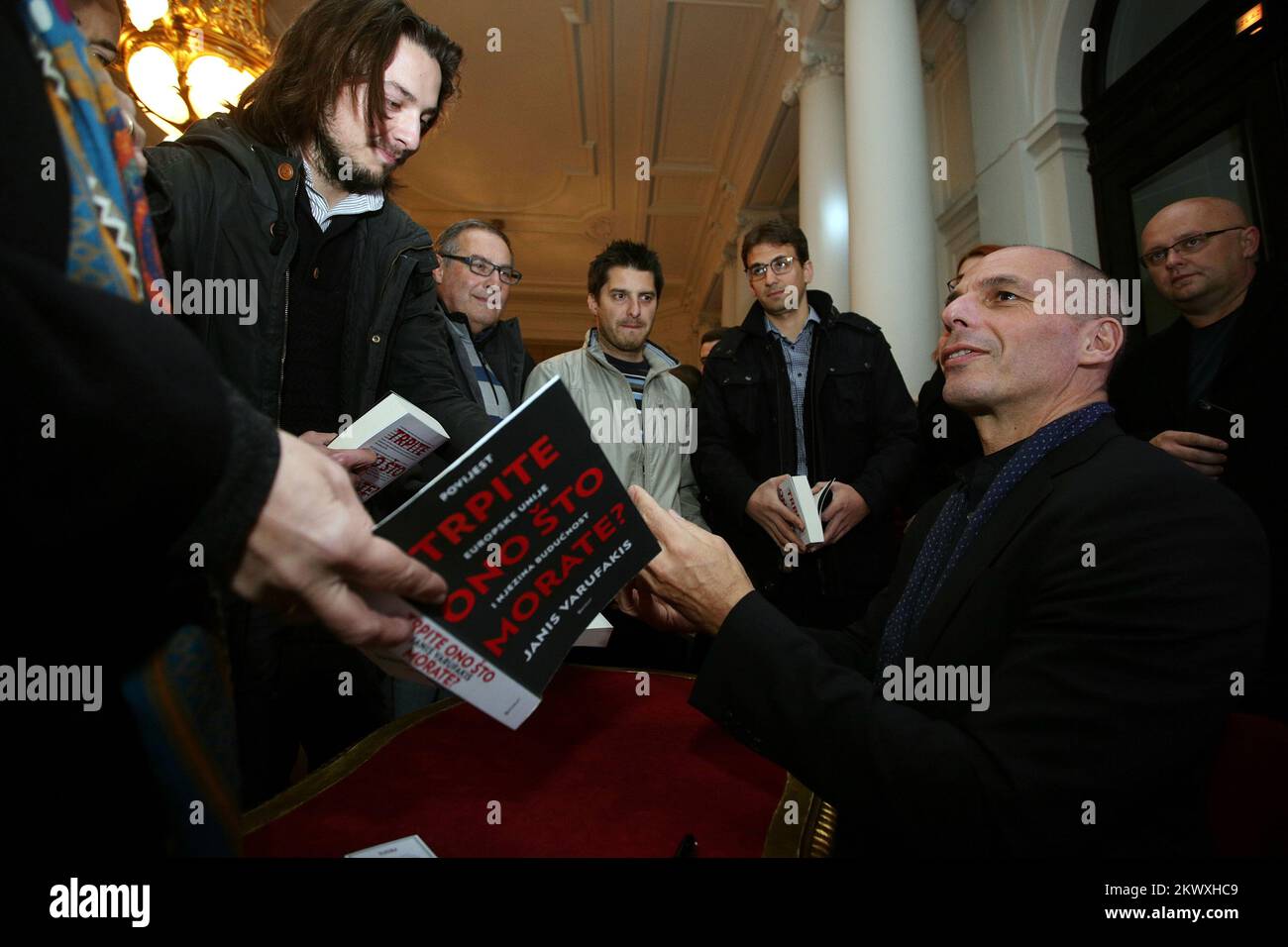 04.12.2016., Zagreb, Kroatien - ehemaliger Finanzminister Griechenlands Yiannis Varoufakis hielt einen Vortrag am kroatischen Nationaltheater. Foto: Zarko Basic/PIXSELL Stockfoto