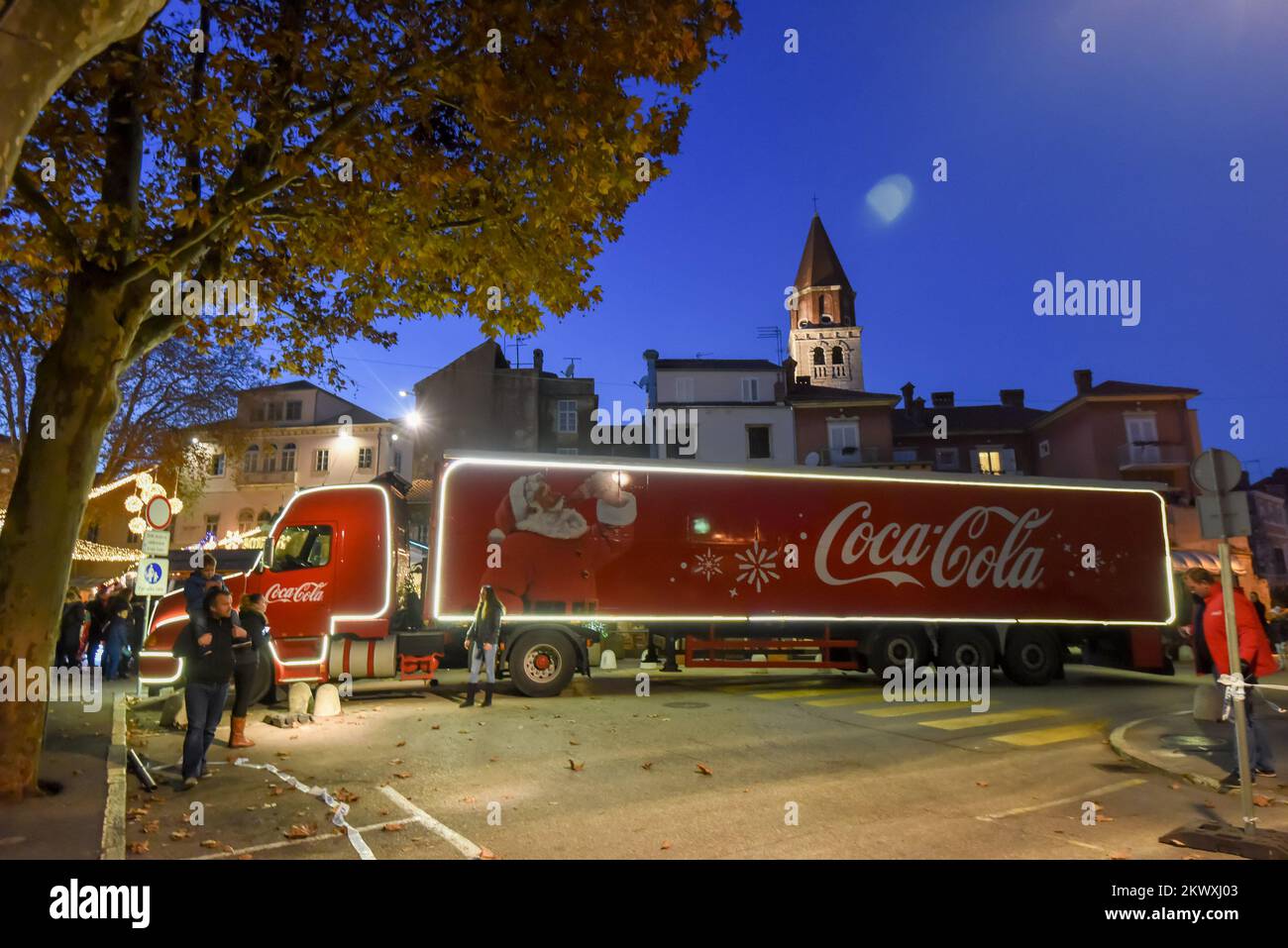 Coca Cola HBC Kroatien hat in Zusammenarbeit mit dem kroatischen Roten Kreuz einen humanitären Weihnachtswagen organisiert, der das Land bis Ende Dezember bereisen wird, um Bedürftigen zu helfen. Der berühmte Weihnachtswagen von Coca Cola fuhr am 12.. Dezember von Zagreb in sieben weitere kroatische Städte. Täglich von 5 Uhr bis 20 Uhr Coca Colas Weihnachtswagen wird an einem besonderen Ort in jeder Stadt geparkt. Bei dieser Gelegenheit wird der Weihnachtsmann den Wünschen der Kinder lauschen, die die Gelegenheit haben werden, ein Foto mit ihm zu machen und ihr Spielzeug zu spenden. Das gesammelte Spielzeug, das Coca Cola hat Stockfoto