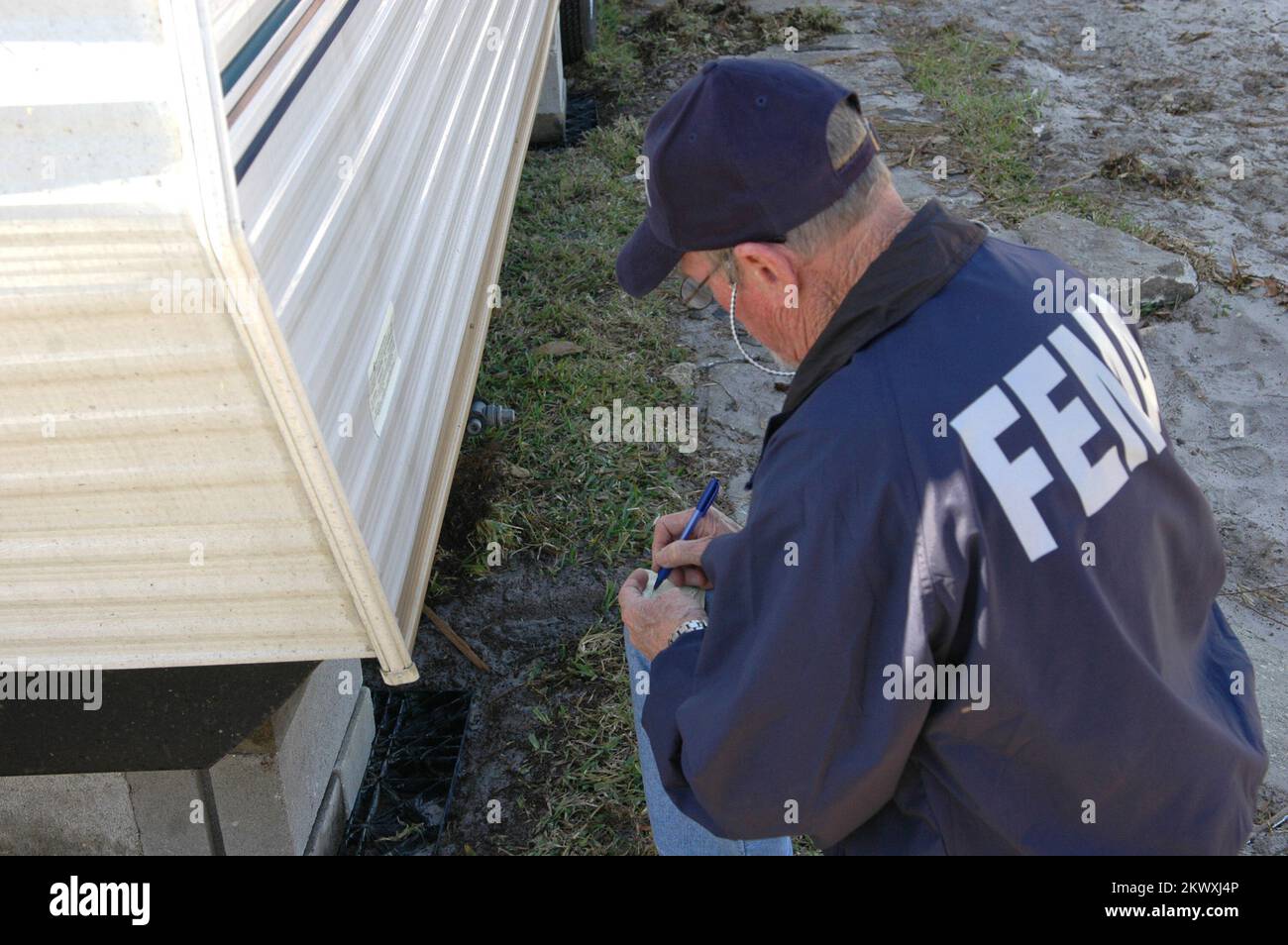 Severe Storms and Tornadoes, Lake County, FL, 14. Februar 2007 der FEMA-Vertreter Walter Davis zeichnet die Identifikationsnummer dieses Trailers auf. Die FEMA verwendet Reiseanhänger als provisorische Unterkünfte. Mark Wolfe/FEMA.. Fotos zu Katastrophen- und Notfallmanagementprogrammen, Aktivitäten und Beamten Stockfoto