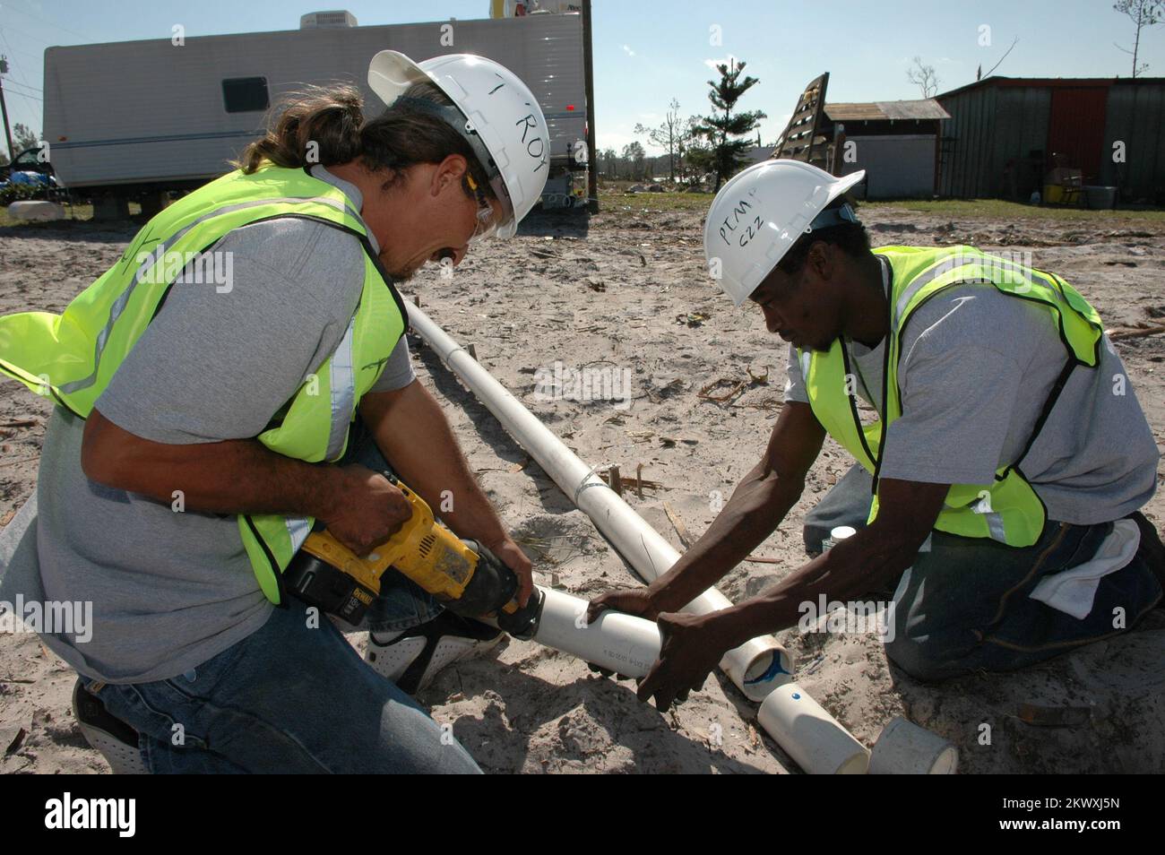 Schwere Stürme und Tornadoes, Lake County, Florida, 14. Februar 2007 Bauunternehmer installieren die Kanalisation in diesem FEMA-Trailer. Die FEMA arbeitet daran, Anhänger schnell zu platzieren und zu leasen, um sie als temporäre Unterkunft für Einwohner zu verwenden, die ihre Häuser in den Tornados in Zentralflorida verloren haben. Mark Wolfe/FEMA.. Fotos zu Katastrophen- und Notfallmanagementprogrammen, Aktivitäten und Beamten Stockfoto