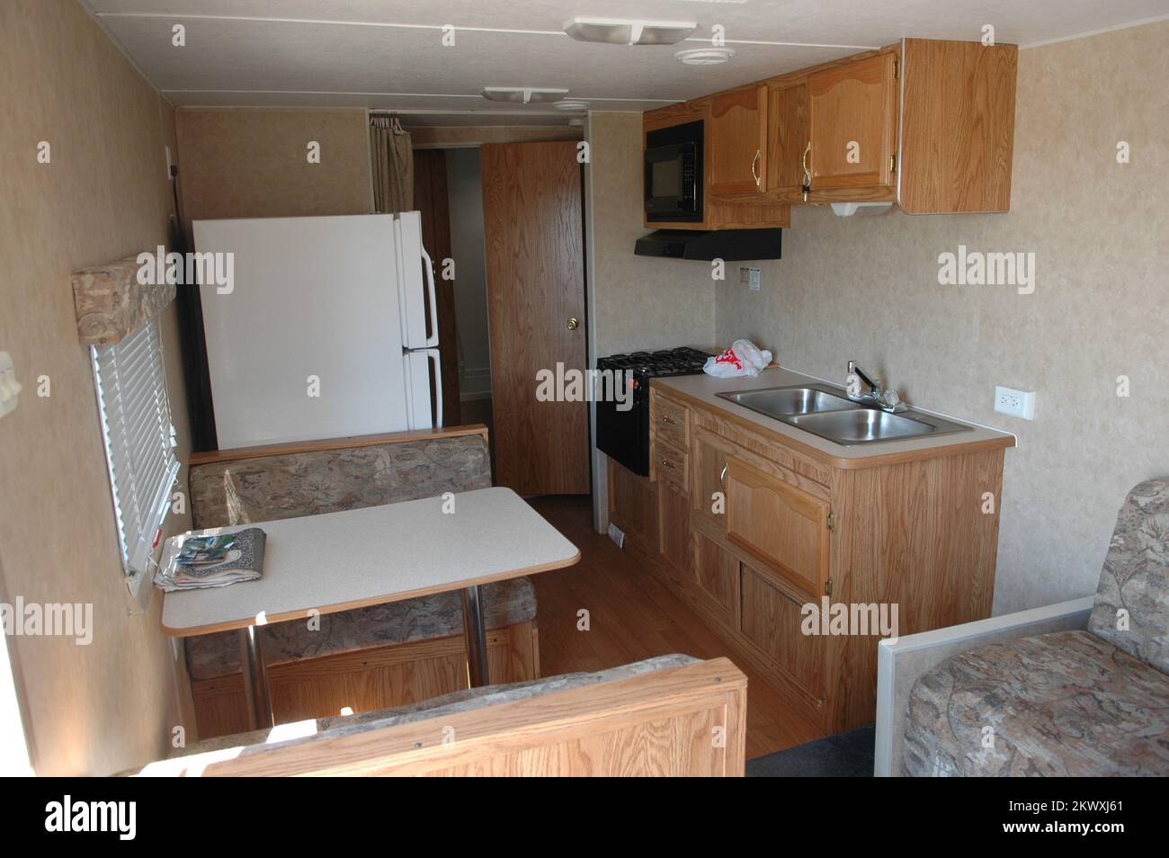 Schwere Stürme und Tornadoes, Lake County, Florida, 14. Februar 2007 Küche und Essbereich eines Standard-FEMA-Trailers. Die FEMA verwendet Reiseanhänger als provisorische Unterkünfte. Mark Wolfe/FEMA.. Fotos zu Katastrophen- und Notfallmanagementprogrammen, Aktivitäten und Beamten Stockfoto