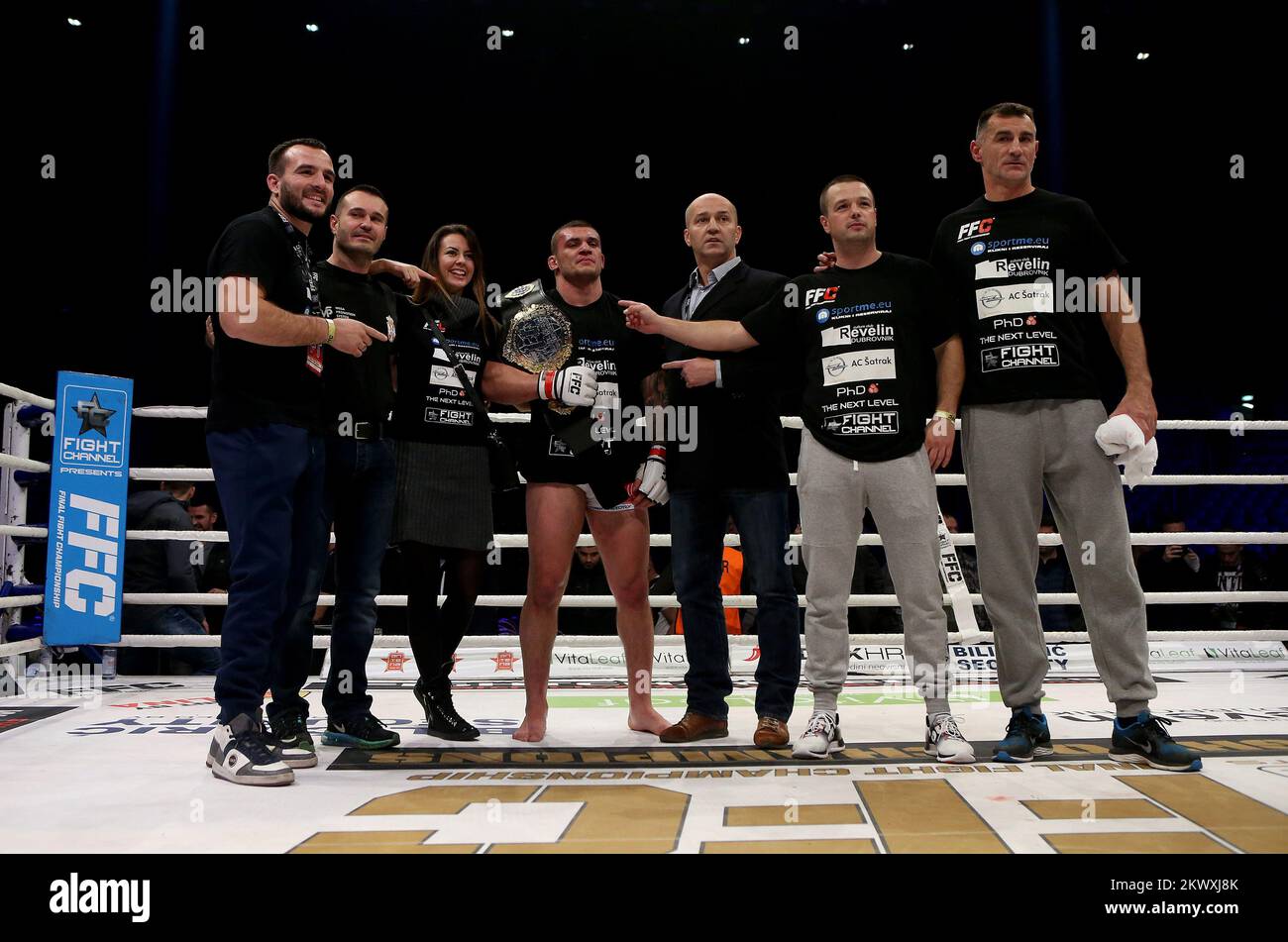 17.12.2016., Zagreb, Arena Zagreb - Finale Meisterschaft 27, Nacht der Champions. MMA Fight, Dion Staring, Niederlande - Darko Stosic, Serbien. Foto: Igor Kralj/PIXSELL Stockfoto