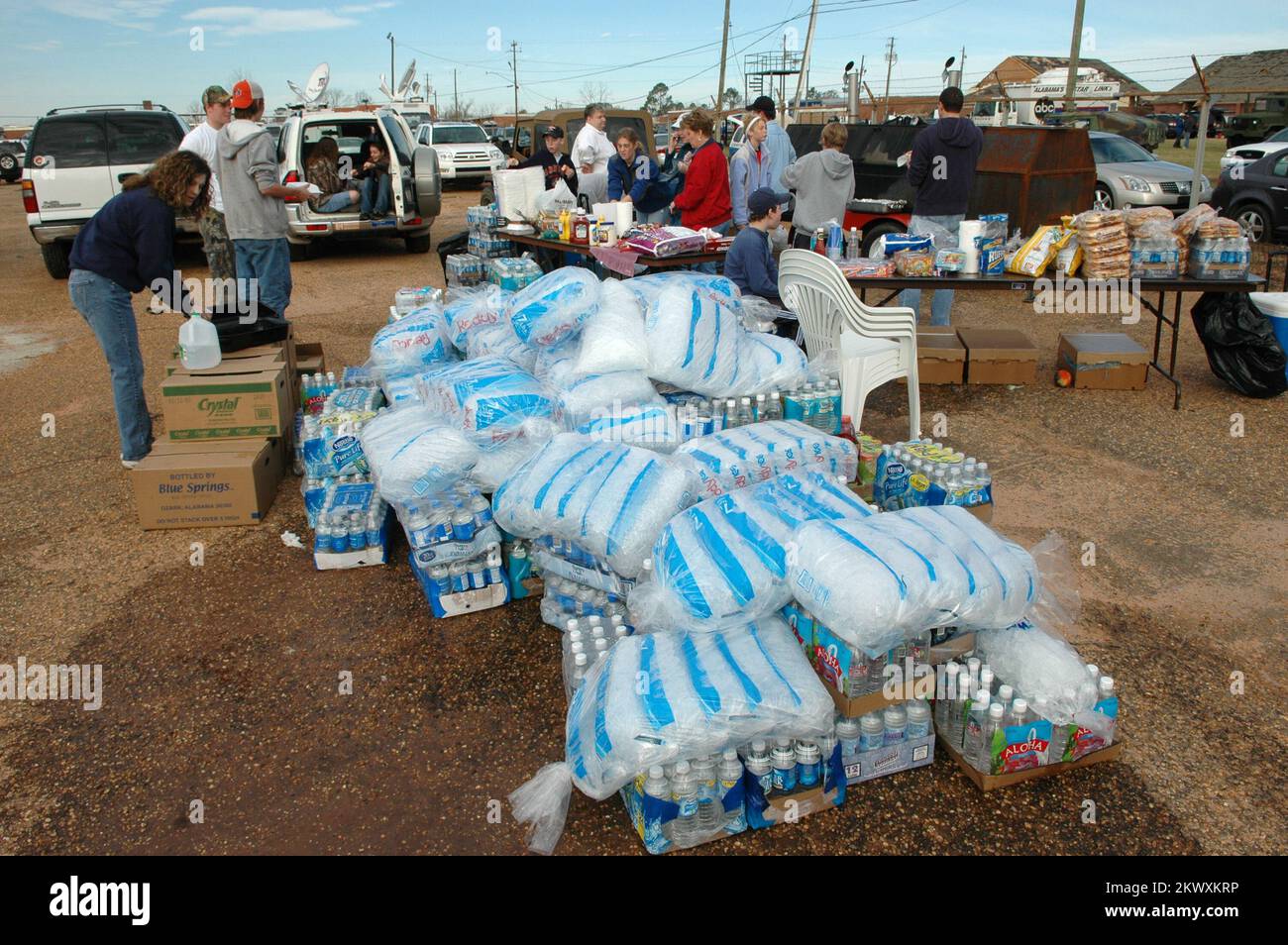 Severe Storms and Tornadoes, Enterprise, AL, 3. März 2007 Freiwillige vor Ort haben Wasser, Eis und Nahrung in die Enterprise High School gebracht. Freiwillige sind ein unschätzbarer Bestandteil bei der Reaktion auf Katastrophen. Mark Wolfe/FEMA.. Fotos zu Katastrophen- und Notfallmanagementprogrammen, Aktivitäten und Beamten Stockfoto