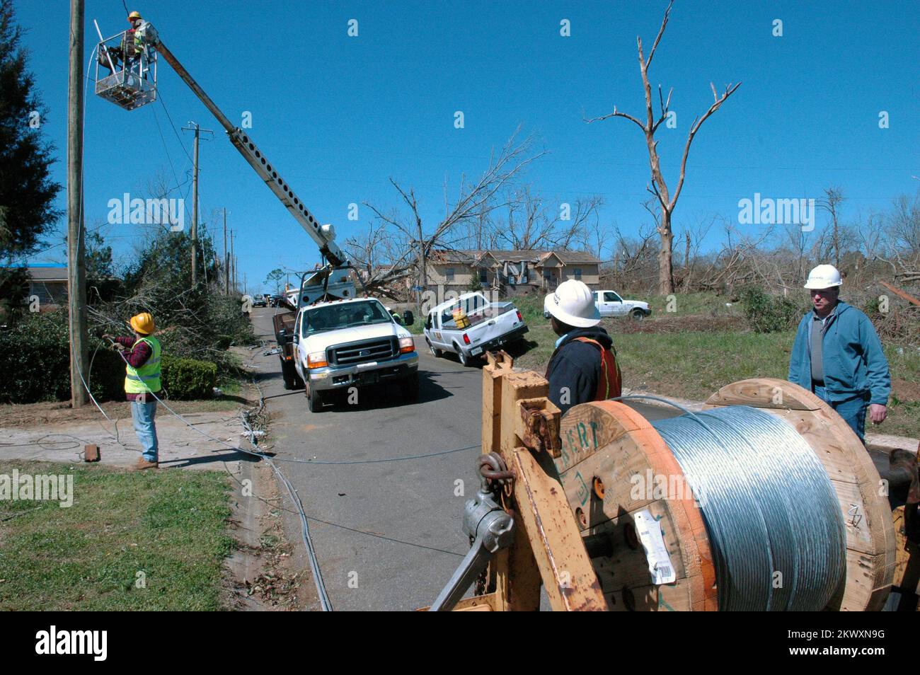 Severe Storms and Tornadoes, Enterprise, AL, 5. März 2007 Arbeiter installieren neue Telefonleitungen und Pole, die durch die jüngsten Tornados zerstört wurden. Die Tornados verursachten in Alabama schwere Schäden. Mark Wolfe/FEMA.. Fotos zu Katastrophen- und Notfallmanagementprogrammen, Aktivitäten und Beamten Stockfoto
