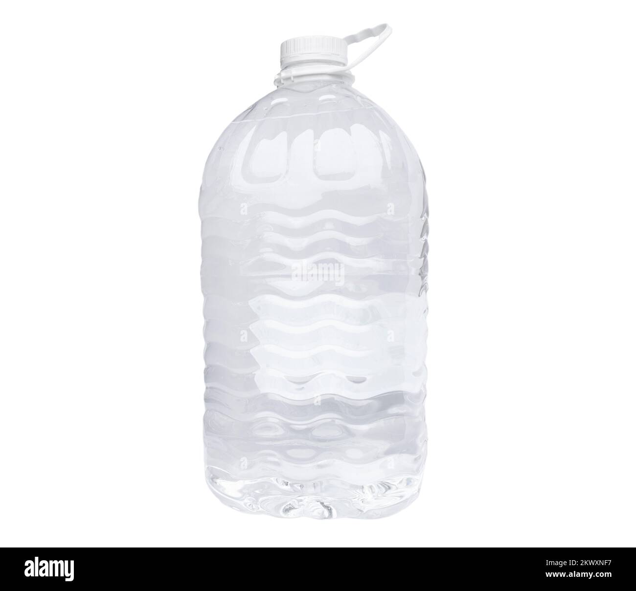 Kunststoffflasche mit stillem Wasser auf weißem Hintergrund isoliert. Kanister mit reinem Trinkwasser, isoliert über weiß. Stockfoto