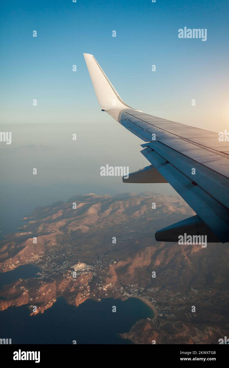 Flugzeug Fenster mit Blick auf die Wolken und die Inseln von Meer und Flugzeugflügel umgeben. Reisen und Urlaub Konzept Stockfoto Flugzeug Fenster mit Blick auf die Wolken und die Inseln von Meer und Flugzeugflügel umgeben. Reisen und Urlaub Konzept Stockfoto