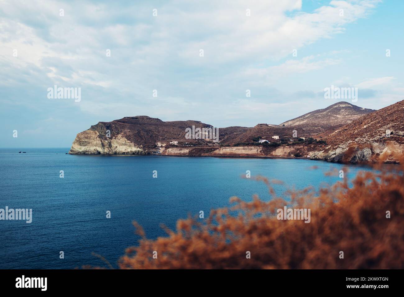Meeresküste und Berglandschaft in Akrotiti, Insel Santorin, Griechenland. Blick auf die Küste und den weißen Strand im Herbst. Küstenlinie der Bucht im Herbst Stockfoto