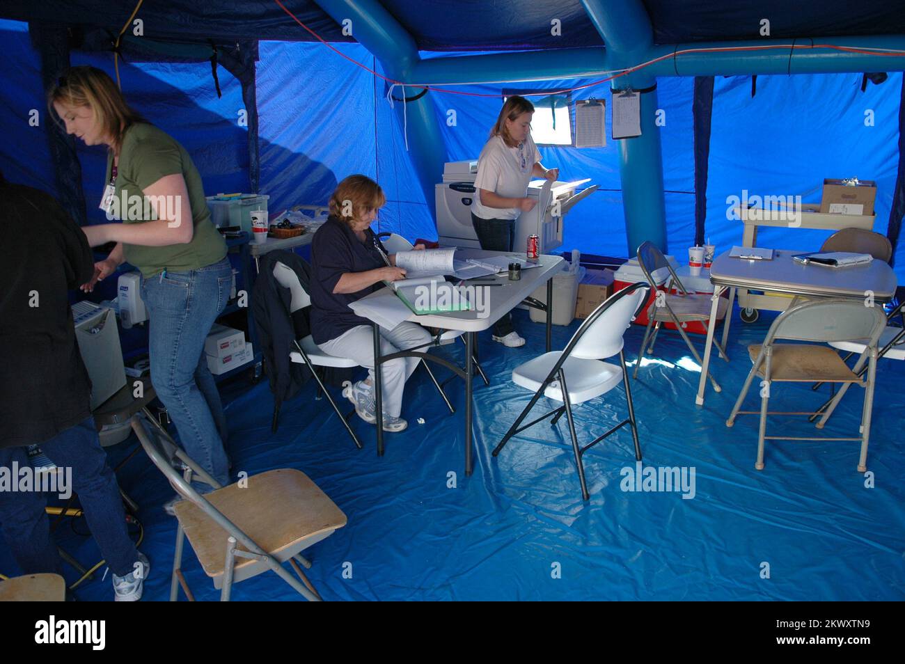 Severe Storms and Tornadoes, Americus, GA, 12. März 2007 Interior of the temporary Triage and Registration Zent over the Street from the Damaged Sumter Regional Hospital. Das Krankenhaus wurde durch die jüngsten Tornados in Georgien schwer beschädigt. Mark Wolfe/FEMA.. Fotos zu Katastrophen- und Notfallmanagementprogrammen, Aktivitäten und Beamten Stockfoto