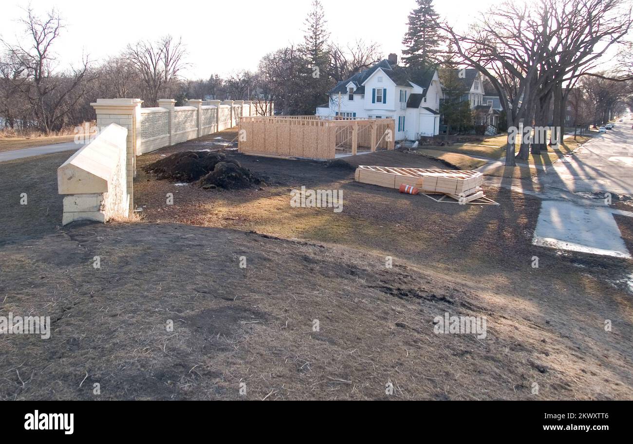 Grand Forks, ND, 27. März 2007 - Diese Häuser sind durch ein neues Deichsystem mit Bermen und Wänden geschützt. Der Rote Fluss des Nordens befindet sich auf der linken Seite. .. Fotos zu Katastrophen- und Notfallmanagementprogrammen, Aktivitäten und Beamten Stockfoto