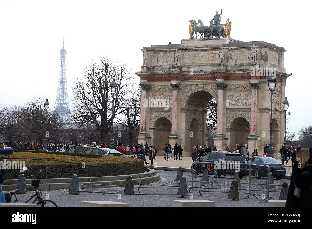 27.01.2017., Paris, Frankreich - Paris ist die Hauptstadt und größte Stadt Frankreichs. Gelegen am Ufer der seine, in Nordfrankreich, im Herzen der Ile-de-France, auch bekannt als die Region Paris. Die Bevölkerung von Paris, die seit 1860 weitgehend unverändert ist, wird auf 2.167.994 (Januar 2006) geschätzt, das heißt auf ein großstädtisches Gebiet mit über 11 Millionen Einwohnern, das die bevölkerungsreichsten großstädtischen Ballungsgebiete Europas ist. Paris ist seit mehr als zwei Jahrtausenden eine wichtige Siedlung und heute eines der weltweit führenden Geschäfts- und Kulturzentren mit Einflüssen in Politik, Bildung und Unterhaltung Stockfoto