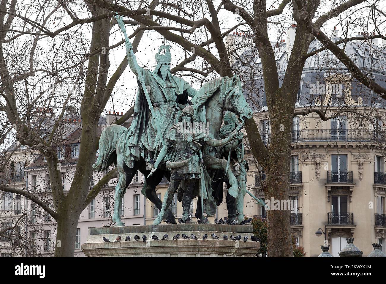 28.01.2017., Paris, Frankreich - Notre-Dame de Paris, auch bekannt als Notre-Dame Kathedrale oder einfach Notre-Dame, ist eine mittelalterliche katholische Kathedrale am Île de la Cité im vierten Arrondissement von Paris, Frankreich. Die Kathedrale gilt weithin als eines der schönsten Beispiele französisch-gotischer Architektur und ist eines der größten und bekanntesten Kirchengebäude der Welt. Der Naturalismus der Skulpturen und des Buntglases steht im Kontrast zu früherer romanischer Architektur. Foto: Goran Stanzl/PIXSELL Stockfoto