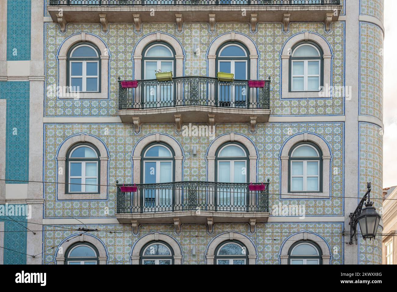 Traditionelles portugiesisches Gebäude mit Balkon - Lissabon, Portugal Stockfoto