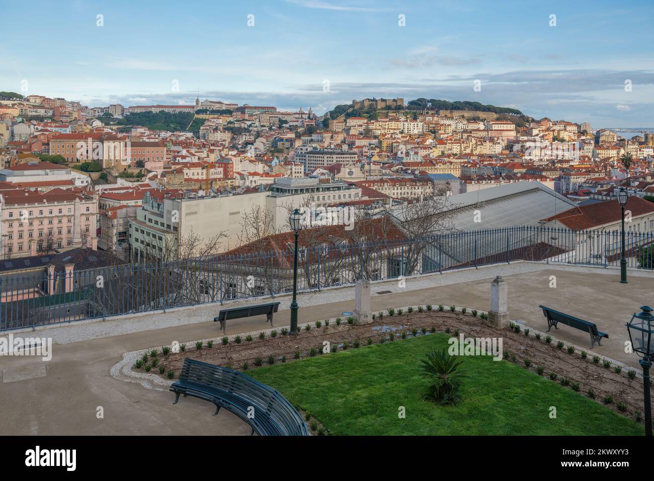 Miradouro Sao Pedro de Alcantara Aussichtspunkt und Luftaufnahme der Stadt Lissabon und der Burg Saint George - Lissabon, Portugal Stockfoto