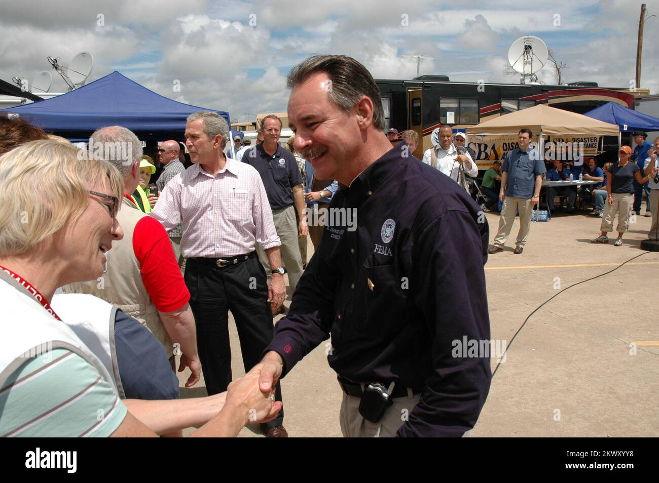 Schwere Stürme, Tornados und Überschwemmungen, GREENSBURG, KS, 5-9-07 - FEMA-Administrator R. David Paulison dankt einer Freiwilligen für ihre Hilfe für die Menschen in Greensburg. Präsident Bush erklärte die kleine Stadt und das umliegende Kiowa County am Tag nach dem Tornado zum Katastrophengebiet. FEMA .. Fotos zu Katastrophen- und Notfallmanagementprogrammen, Aktivitäten und Beamten Stockfoto