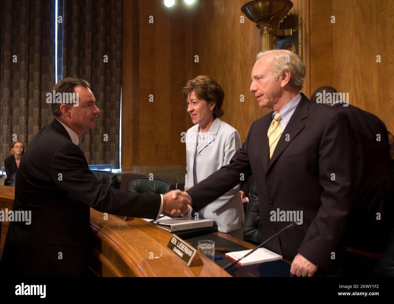 Washington, DC, 22. Mai 2007 FEMA-Administrator R. David Paulison schüttelt die Hand mit Senator Joseph Lieberman, dem Vorsitzenden des Komitees für innere Sicherheit und Regierungsangelegenheiten, in ihrem Anhörungsraum. Herr Paulison gab dann eine Aussage darüber, wie sich die FEMA auf die bevorstehende Hurrikansaison vorbereitet hat. Senatorin Susan Collins, Mitglied des Komitees für innere Sicherheit und Regierungsangelegenheiten. Fotos zu Katastrophen- und Notfallmanagementprogrammen, Aktivitäten und Beamten Stockfoto