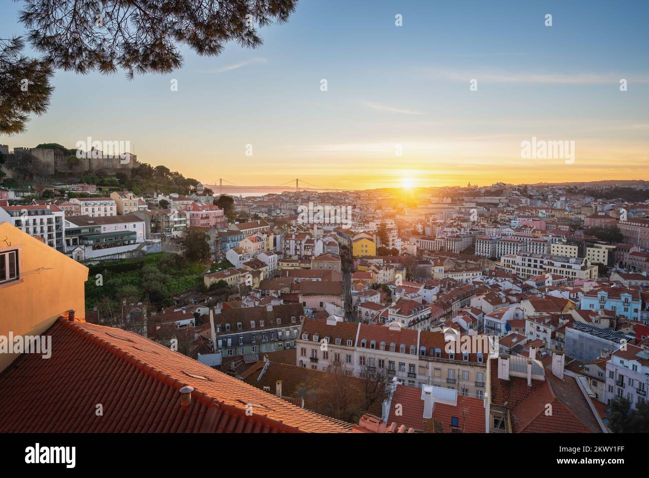 Blick auf Lissabon bei Sonnenuntergang vom Miradouro da Graca Aussichtspunkt - Lissabon, Portugal Stockfoto