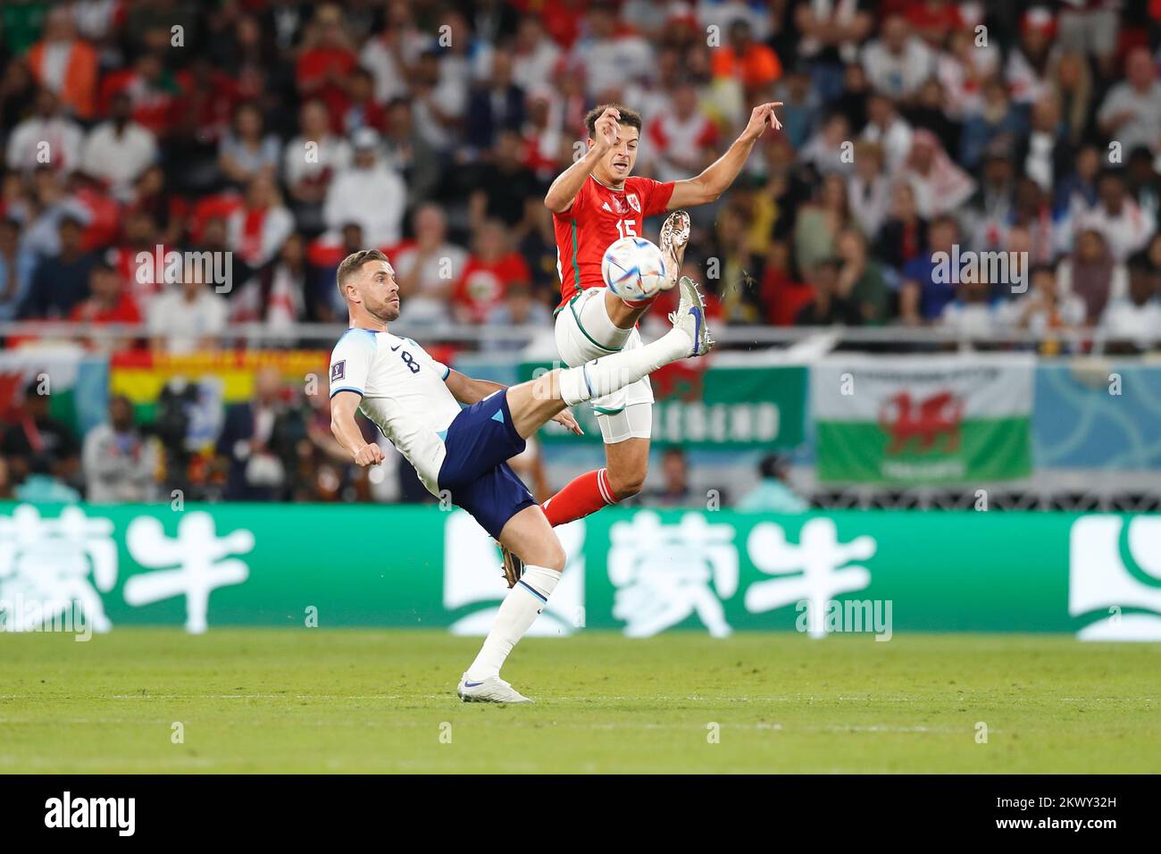 Al-Rayyan, Katar. 29.. November 2022. (L-R) Jordan Henderson (eng), Ethan Ampadu (WAL) Fußball/Fußball : FIFA Weltmeisterschaft 2022 Gruppenspiel der Gruppe B zwischen Wales 0-3 England im Ahmad bin Ali Stadion in Al Rayyan, Katar . Kredit: Mutsu Kawamori/AFLO/Alamy Live News Stockfoto