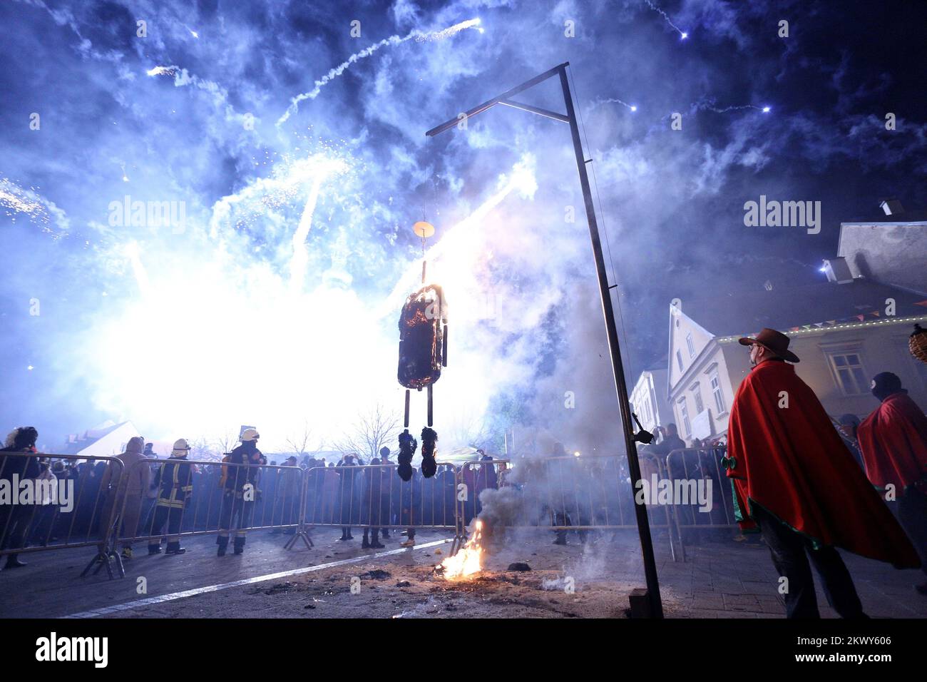 28.02.2017., Samobor, Kroatien - mit Feuerwerk und der Verbrennung des Fürsten des Karnevals vollendete der 191. Karneval von Samobor, der in diesem Jahr eine große Zahl von maskierten Besuchern anlockte. Foto: Anto Magzan/PIXSELL Stockfoto