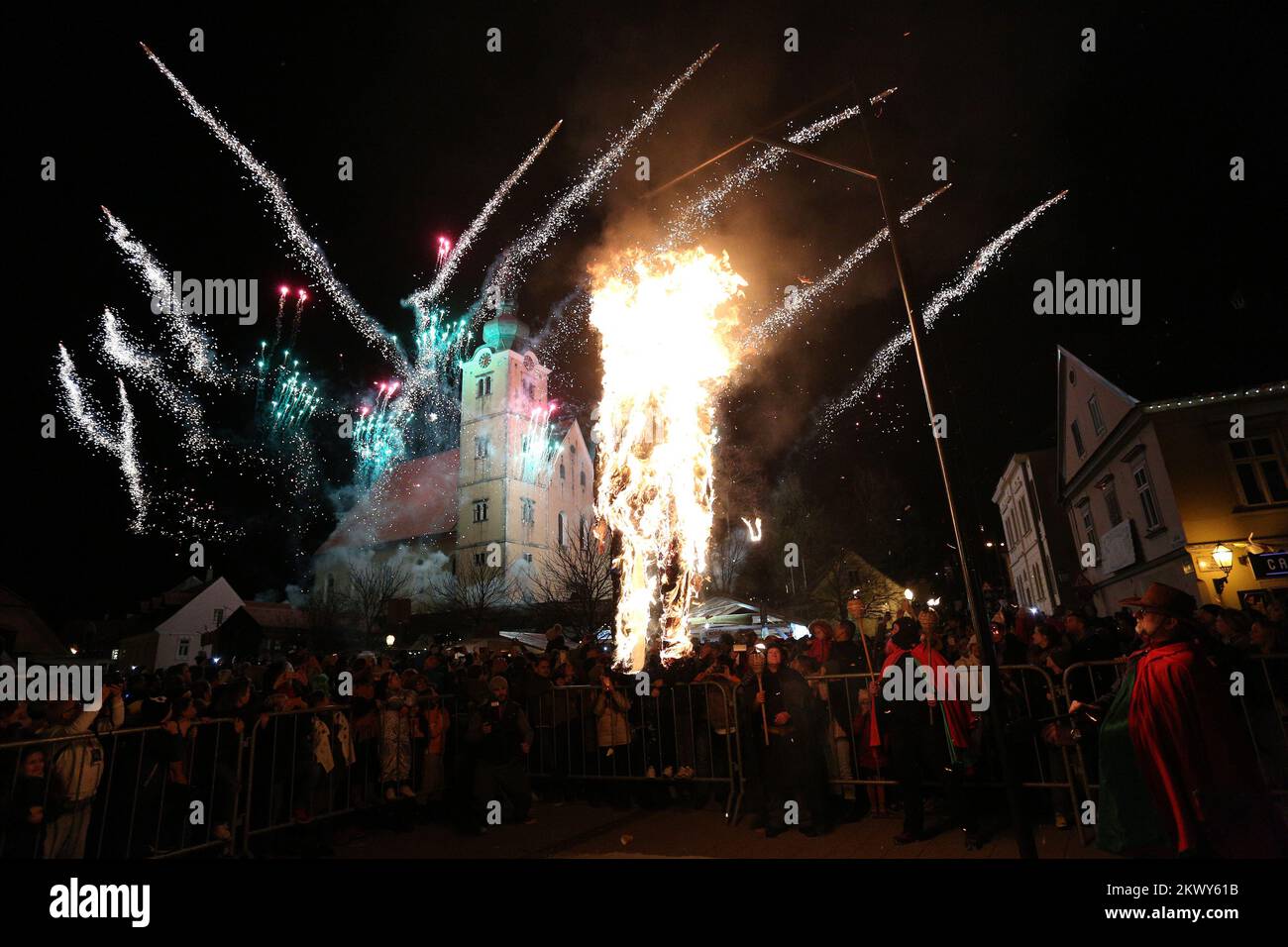 28.02.2017., Samobor, Kroatien - mit Feuerwerk und der Verbrennung des Fürsten des Karnevals vollendete der 191. Karneval von Samobor, der in diesem Jahr eine große Zahl von maskierten Besuchern anlockte. Foto: Anto Magzan/PIXSELL Stockfoto