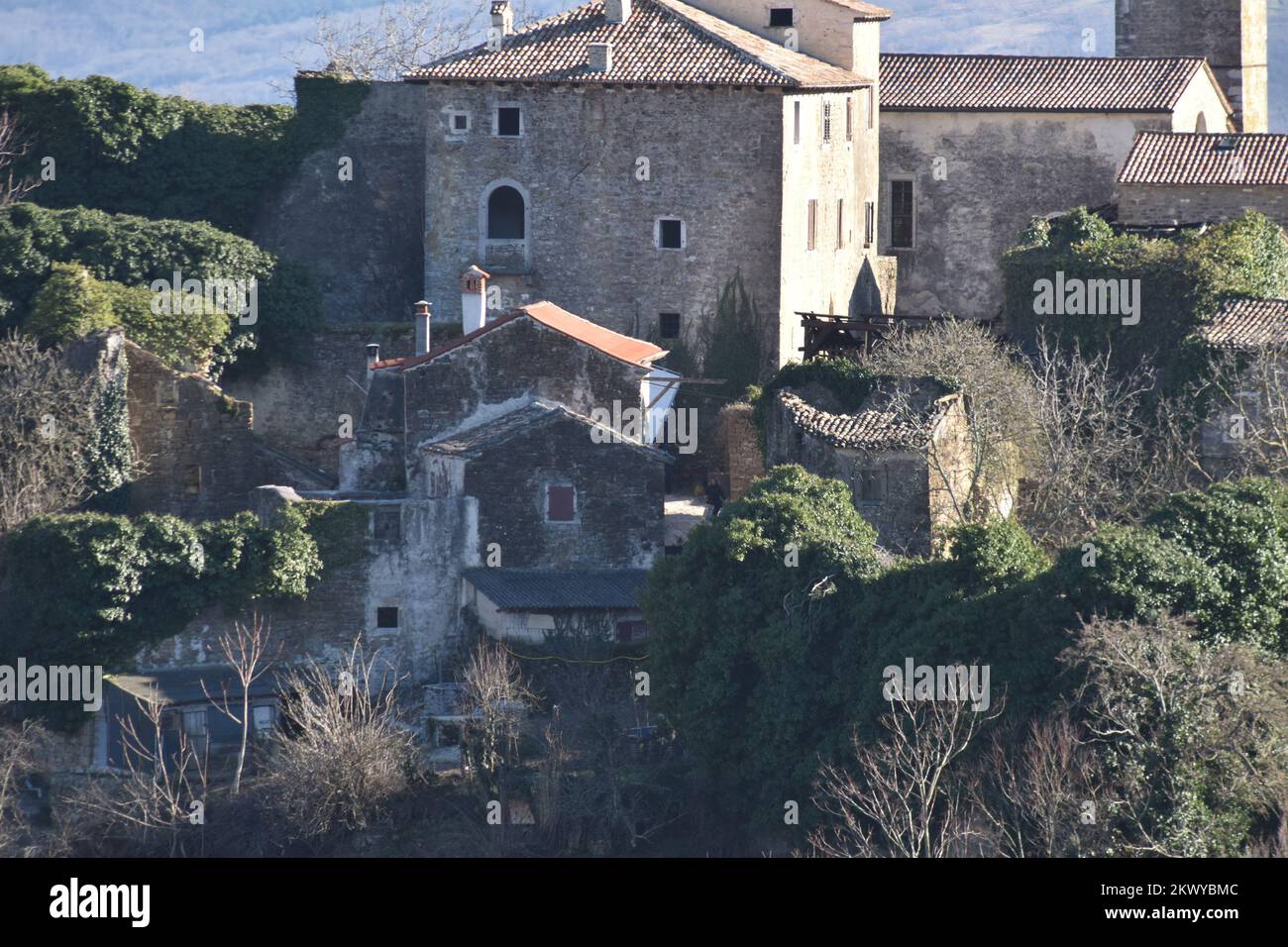 08.03.2017., Zavrsje, Kroatien - Drehung des Actionfilms Robin Hood: Ursprünge sind von Dubrovnik an der Südküste Kroatiens auf die istrische Halbinsel im Norden verlegt worden. Die Dreharbeiten werden heute Abend und morgen in der Kleinstadt Zavrsje stattfinden, die Nottingham spielen wird, nachdem Dubrovnik die Rolle in den letzten 2 Wochen gespielt hat. Robin Hood: Origins ist die bisher größte Hollywood-Filmproduktion in Kroatien. Die Eröffnungsszenen des Films, in dem Robin Hood aus den Ruinen seiner Heimatstadt kommt und beschließt, den Kampf gegen den berüchtigten Sheriff von Nottingham zu führen, werden gefilmt Stockfoto