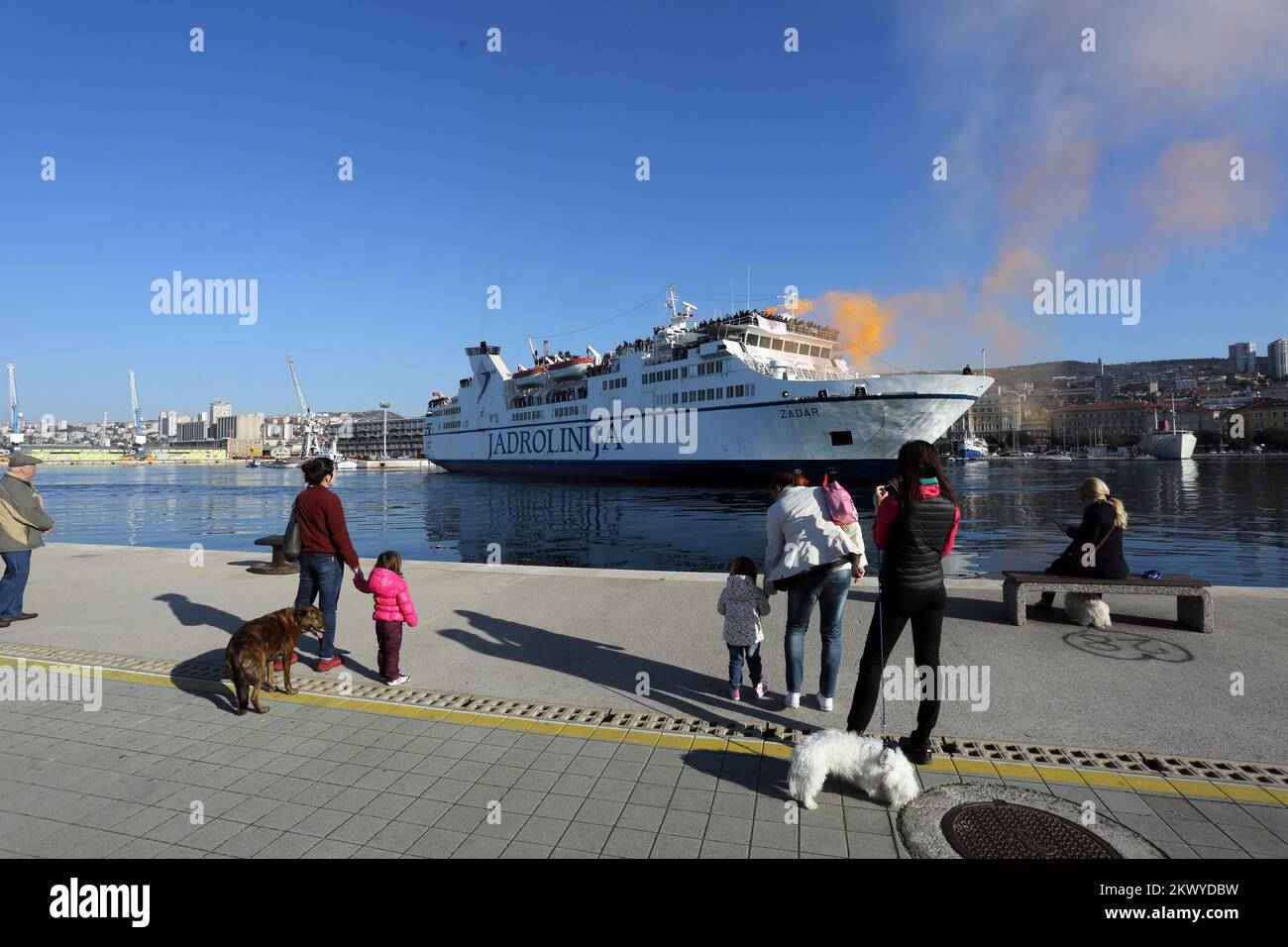 12.03.2017., Kroatien, Rijeka - HNK Rijeka-Fans sind in einem Schiff im Hafen von Zadar angekommen, nachdem sie vom Fußballspiel Hajduk-Rijeka, Split, zurückgekehrt sind. Foto: Goran Kovacic/PIXSELL Stockfoto