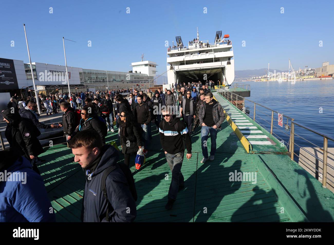 12.03.2017., Kroatien, Rijeka - HNK Rijeka-Fans sind in einem Schiff im Hafen von Zadar angekommen, nachdem sie vom Fußballspiel Hajduk-Rijeka, Split, zurückgekehrt sind. Foto: Goran Kovacic/PIXSELL Stockfoto