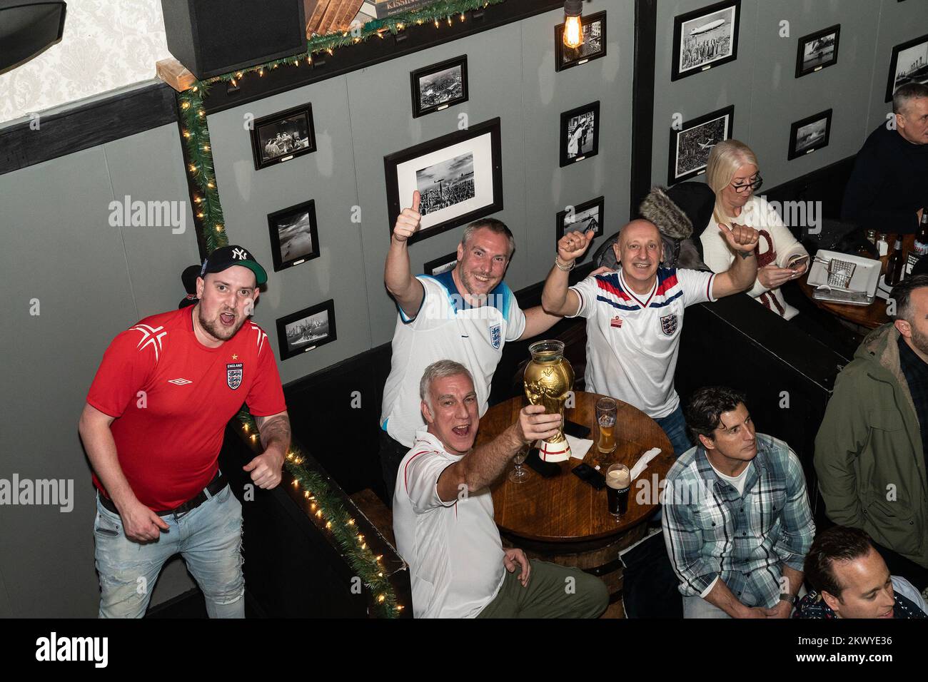 New York, New York, USA. 29.. November 2022. Fans der englischen Fußballmannschaft reagieren beim Spiel gegen Wales auf der Katar-Weltmeisterschaft in der Long Acre Tavern. Mit dem Sieg des Spiels stieg das englische Team in die K.o.-Phase auf und wird in der 16. Runde in Senegal spielen. (Kreditbild: © Lev Radin/Pacific Press via ZUMA Press Wire) Stockfoto