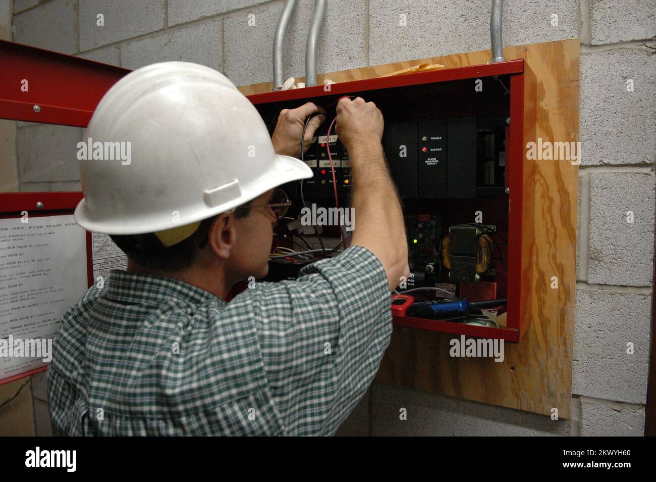 Schwere Stürme, Überschwemmungen und Tornados, Findlay, Ohio, Am 29. August 2007 überprüft Eine Fachfirma die Leistungsschalter in dem Gebäude, das FEMA für das Joint Field Office (JFO) ausgewählt hat. Die FEMA richtet ihre JFOs in der Nähe der ausgewiesenen Katastrophengebiete ein. Mark Wolfe/FEMA.. Fotos zu Katastrophen- und Notfallmanagementprogrammen, Aktivitäten und Beamten Stockfoto