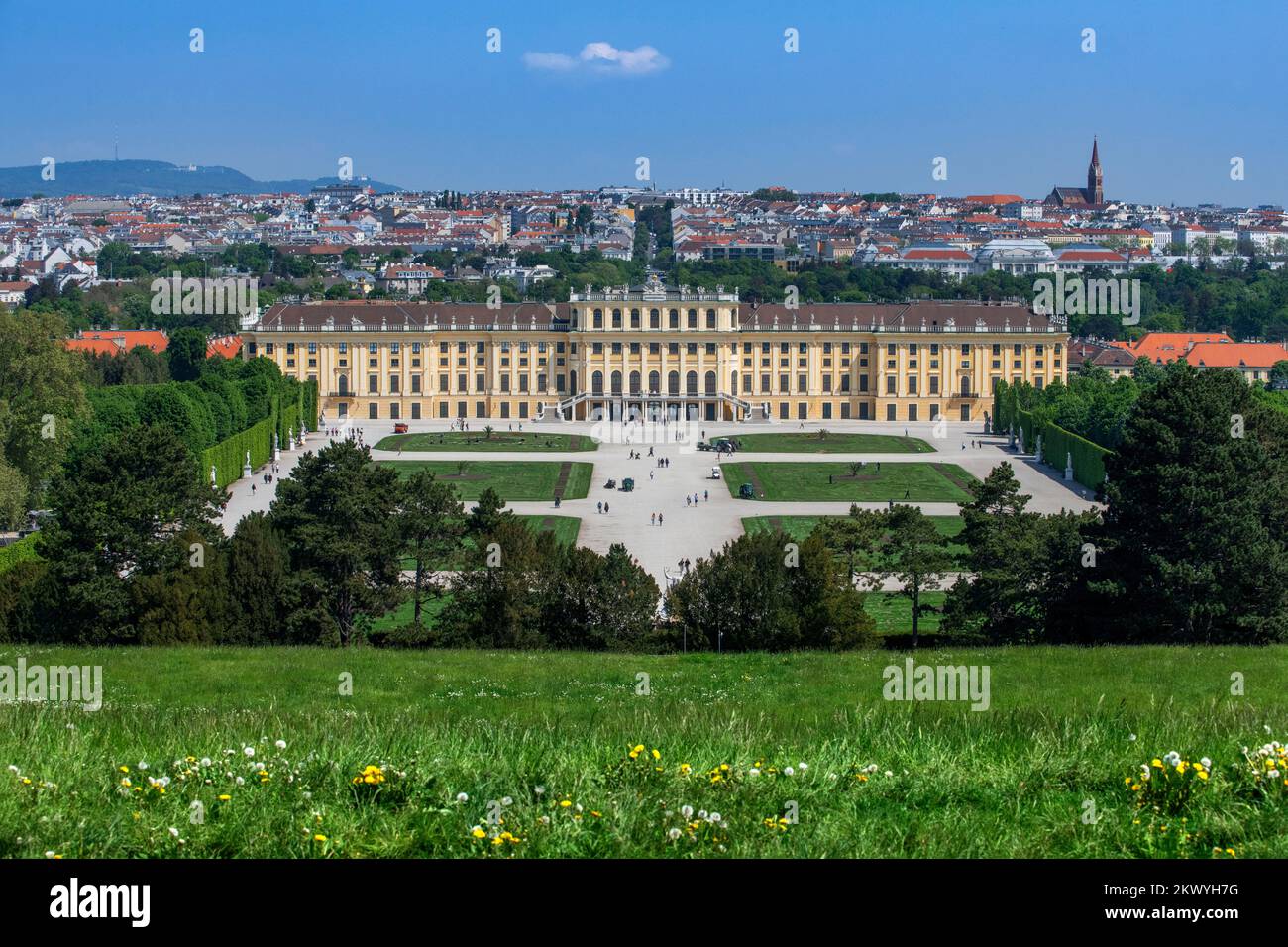 Gärten des Schlosses Schönbrunn, Wien, Österreich. Schloss Schönbrunn ist eines der schönsten barocken Gebäude Europas und war in der Pos Stockfoto