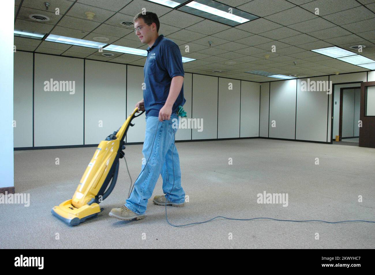 Schwere Stürme, Überschwemmungen und Tornados, Findlay, Ohio, 29. August 2007 Ein Auftragnehmer saugt eines der Büros im Gebäude ab, das die FEMA für sein Ohio Joint Field Office (JFO) ausgewählt hat. Die FEMA richtet ein JFO in der Nähe des Standorts der Katastrophe ein. Mark Wolfe/FEMA.. Fotos zu Katastrophen- und Notfallmanagementprogrammen, Aktivitäten und Beamten Stockfoto