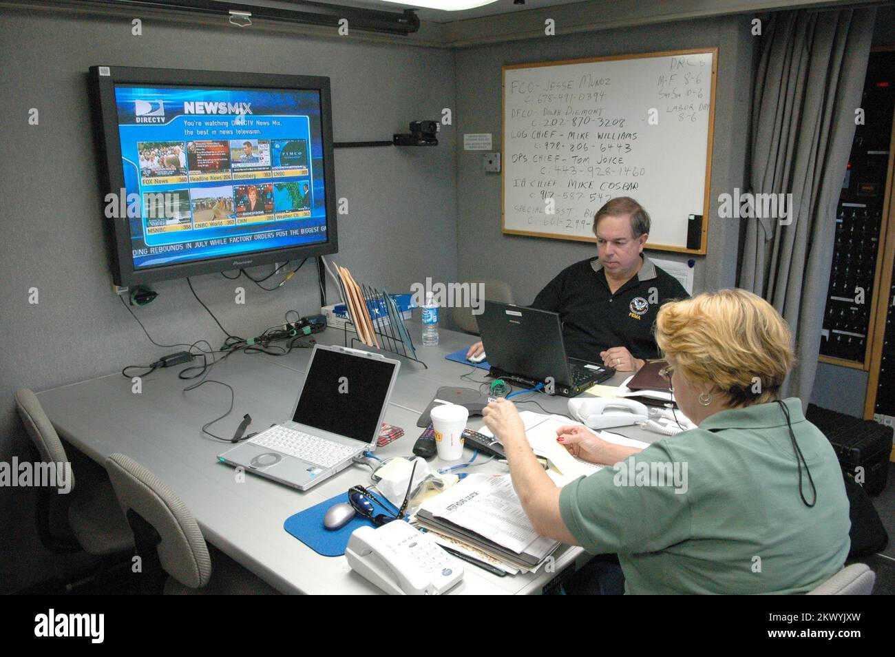 Schwere Stürme, Überschwemmungen und Tornados, Findlay, Ohio, 31. August 2007 Federal Coordinating Officer (FCO) Jesse Munoz (Left) arbeitet in einem der Mobile Operations Vehicle (MOV) der FEMA, während das Joint Field Office (JFO) eingerichtet wird. MOVs ermöglichen es, wichtige Aufgaben jederzeit und überall zu erledigen. Mark Wolfe/FEMA.. Fotos zu Katastrophen- und Notfallmanagementprogrammen, Aktivitäten und Beamten Stockfoto