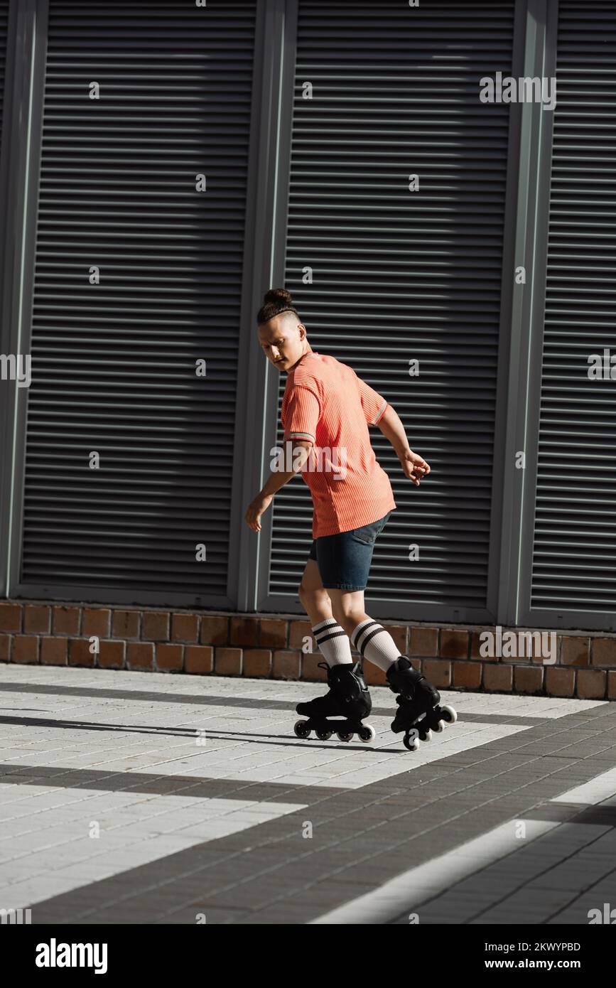 Junger Mann, der tagsüber auf der Straße Rollschuh läuft, Stockbild Stockfoto