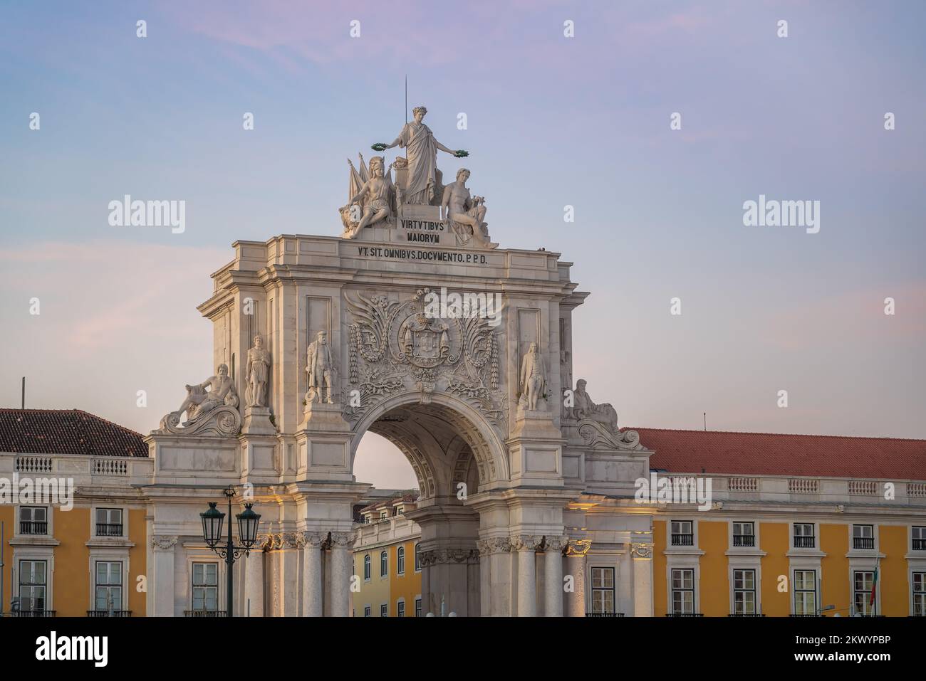 Rua Augusta Arch am Praca do Comercio Plaza bei Sonnenuntergang - Lissabon, Portugal Stockfoto