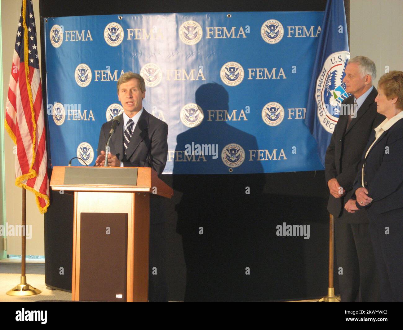 Boston, MA, 9. Oktober 2007 New Hampshire Gov. John Lynch spricht im Anschluss an die erste Tagung des Regionalen Beirats von New England, bei der Administrator Art der Region I und die Regierung von Connecticut spaltet. Jodi Rell, sieh dir das an. FEMA Photo Darby Duffin... Fotos zu Katastrophen- und Notfallmanagementprogrammen, Aktivitäten und Beamten Stockfoto