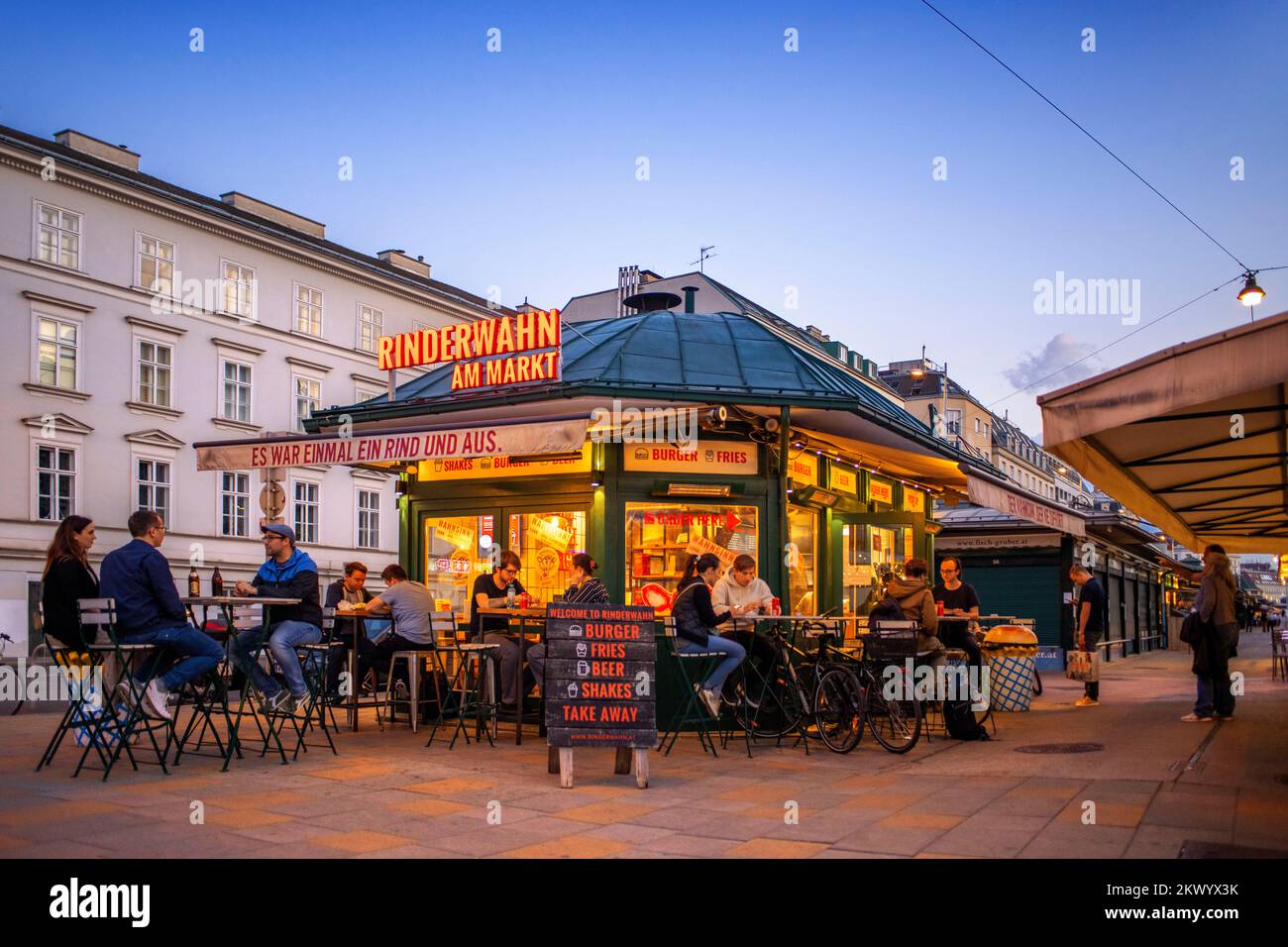 Restaurants auf dem Naschmarkt in Wien, Österreich. Der Naschmarkt in Wien ist der berühmteste Lebensmittelmarkt in Wien. Es liegt zwischen uns Stockfoto
