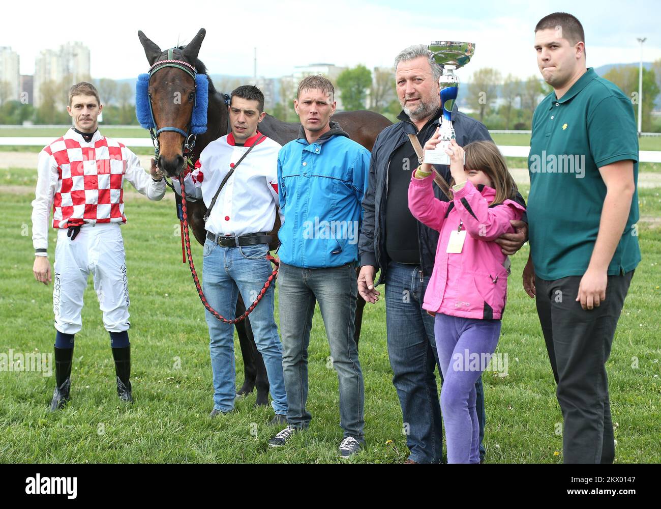 17.04.2017., Zagreb, Kroatien - Ostergalopp-Rennen am Hippodrom Zagreb. Pferd Mr. Machine und Jockey Goran Mesetovic gewannen das englische Vollblutpferd-Rennen mit einer Länge von 1200 Metern für Pferde ab vier Jahren. Foto: Sanjin Strukic/PIXSELL Stockfoto