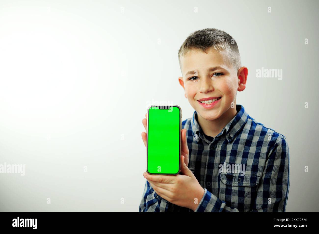 Umarmungen lieben Familienkomfort das traurige Kind umarmt seine Mutter in einem blauen Paket zärtlich die Preise, die es unter ihrem Arm zurückgegeben haben Stockfoto