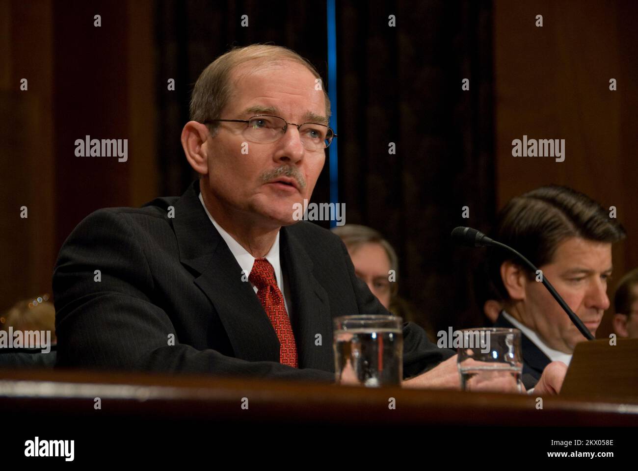 Washington, DC, 12. Dezember 2007 Harvey E. Johnson, Jr. (USCG, Vice Admiral im Ruhestand) ist stellvertretender Administrator und Chief Operating Officer der FEMA bei seiner Konfirmationsanhörung. Bill Koplitz/FEMA.. Fotos zu Katastrophen- und Notfallmanagementprogrammen, Aktivitäten und Beamten Stockfoto