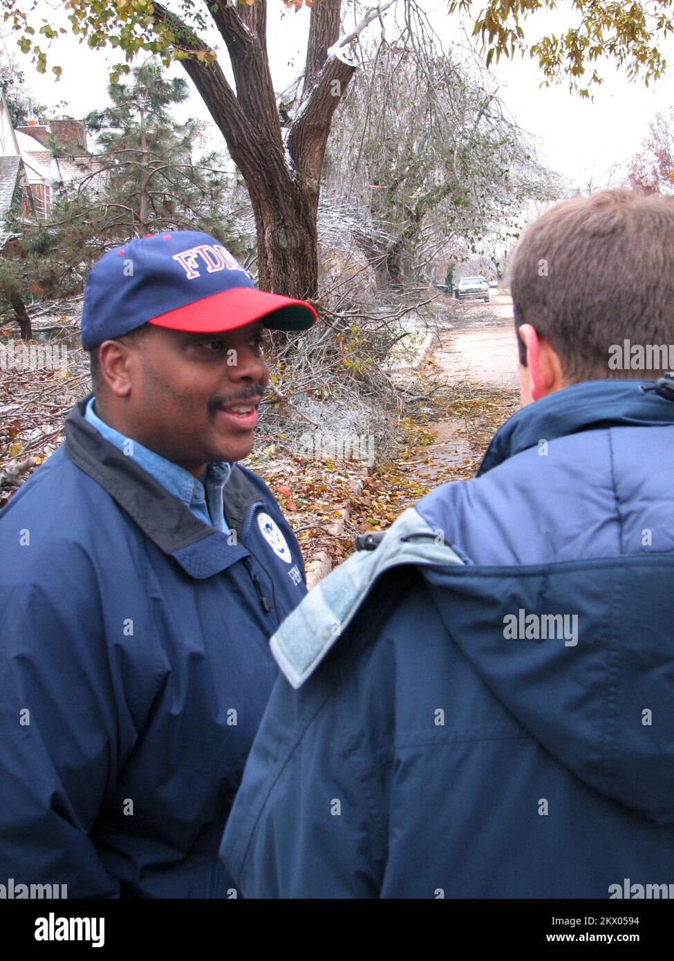 Severe Winter Storms, Oklahoma City, OK, 12. Dezember 2007 FEMA Federal Coordinating Officer Phil Parr diskutiert mit einem Reporter während einer Tour durch ein Viertel von Oklahoma City, das vom Eissturm 8. Dezember hart getroffen wurde. Earl Armstrong/FEMA... Fotos zu Katastrophen- und Notfallmanagementprogrammen, Aktivitäten und Beamten Stockfoto