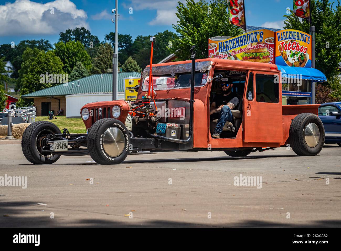 Des Moines, IA - 03. Juli 2022: Weitwinkelansicht eines Custom 1975 Willys Jeep Rat Rod auf einer lokalen Automesse. Stockfoto