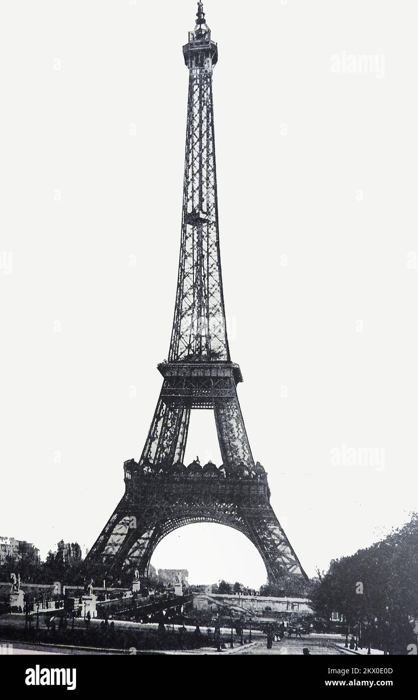 1940er-Grad-Blick auf den Eiffelturm, Frankreich zeigt die Basisfläche, wie sie zu dieser Zeit war. Es wurde aus schmiedeeisernem Gitter erbaut und befindet sich auf dem Champ de Mars in Paris, Frankreich. Es wurde nach dem Ingenieur Gustave Eiffel benannt, dessen Unternehmen es als zentralen Teil der Weltmesse 1889 entwarf und baute - Vue des années 1940 de la Tour Eiffel, Frankreich Montrant la Zone de base telle qu’elle était à cette époque. Stockfoto
