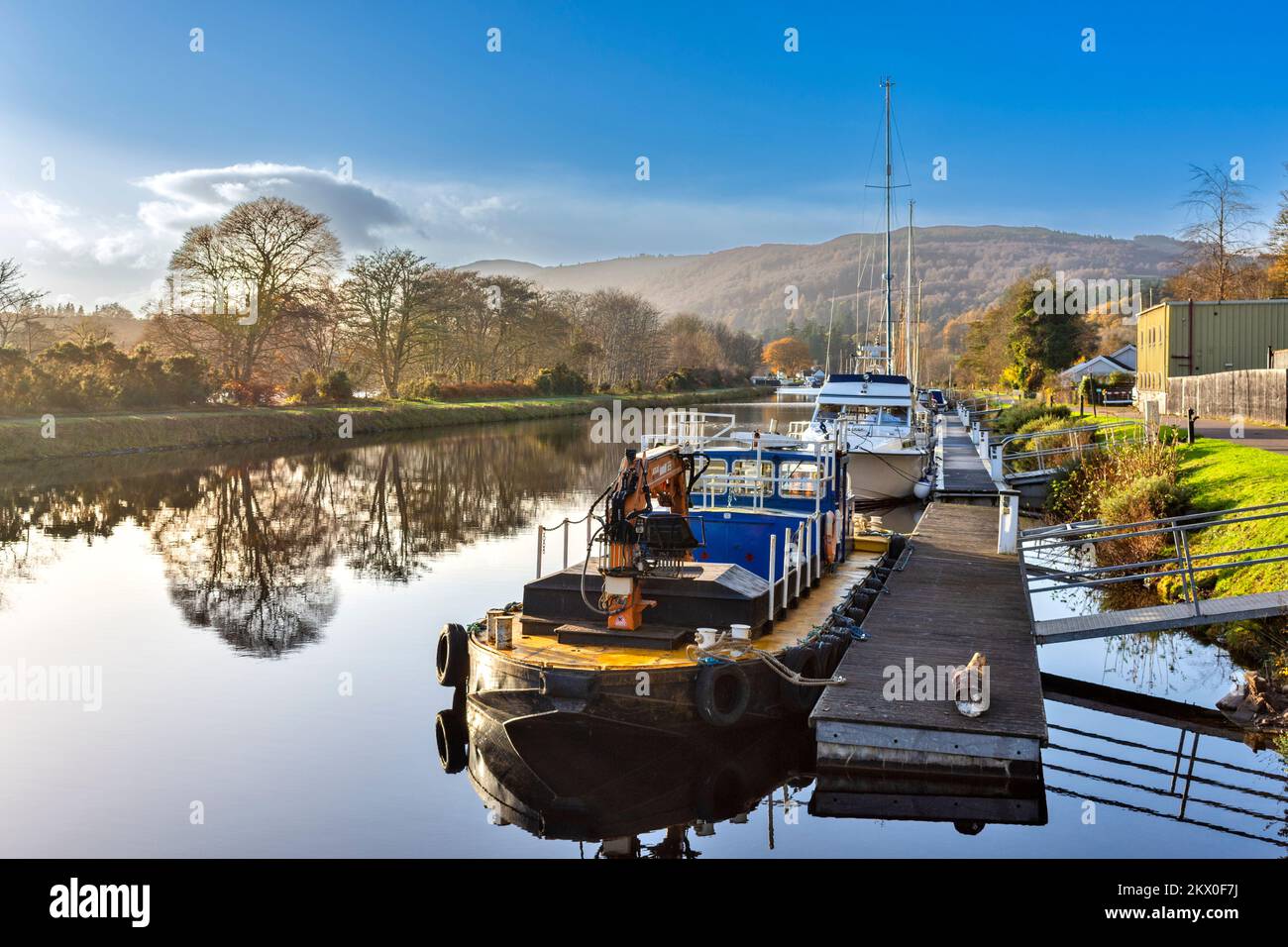 Caledonian Canal Dochgarroch Inverness schöner Herbsttag und Boote im Kanal vor Anker Stockfoto
