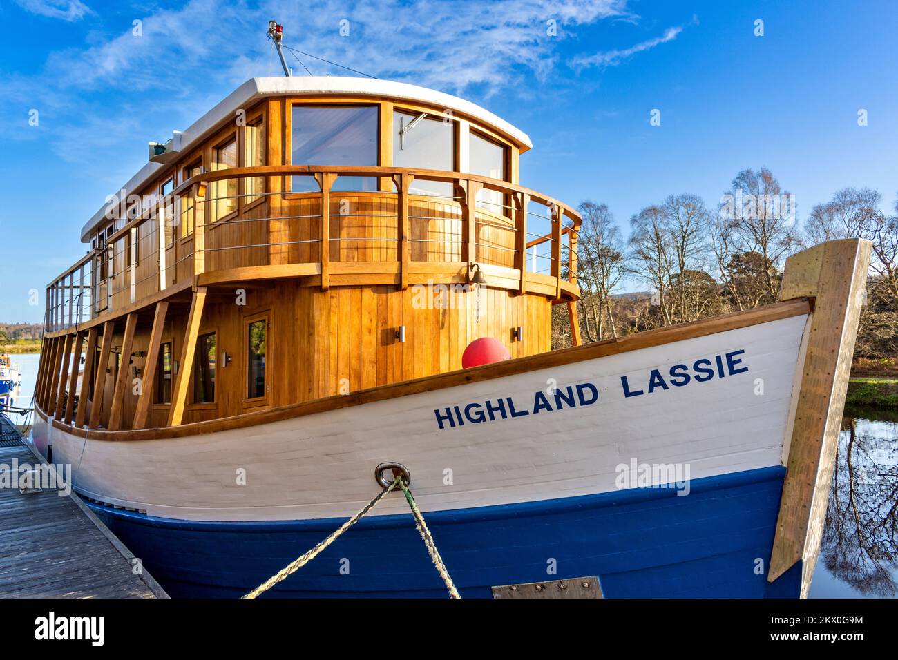 Caledonian Canal Dochgarroch Inverness hölzernes Restaurantboot Highland Lassie im Kanal verankert Stockfoto