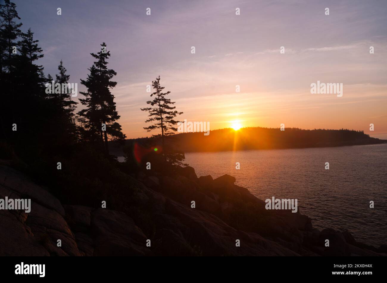 Sonnenaufgang über dem Atlantischen Ozean im Acadia-Nationalpark Stockfoto