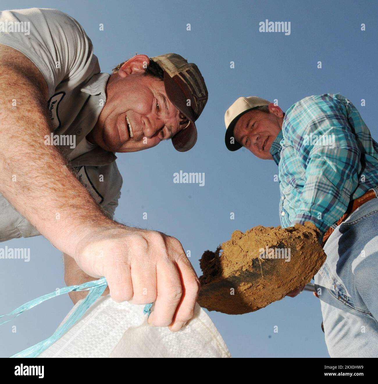 Schwere Stürme, Tornados und Überschwemmungen, des Arc, AR, Am 25. März 2008 kommen Freiwillige aus der Region zusammen, um Sandsäcke in die Nähe eines Deichs zu stellen, der Anzeichen von Abnutzung aufweist. Die Einwohner befürchten, dass der Anstieg der nahegelegenen Flusssysteme zu Überschwemmungen in diesem Gebiet führen könnte. Des Arc, AR-Local Volunteers kommen zusammen, um Sandsäcke zu füllen und in die Nähe eines Abnutzungserscheins zu legen. Die Einwohner befürchten, dass der Anstieg der nahegelegenen Flusssysteme zu Überschwemmungen in der Region führen könnte. Fotos zu Katastrophen- und Notfallmanagementprogrammen, Aktivitäten und Beamten Stockfoto