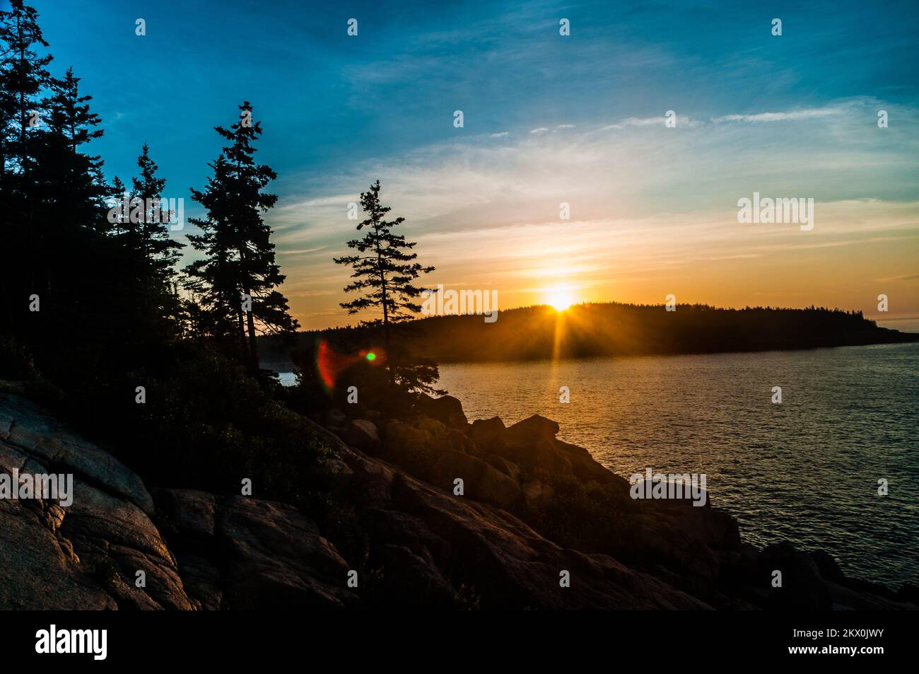 Den Sonnenaufgang auf Mount Desert Island in Maine beobachten Stockfoto