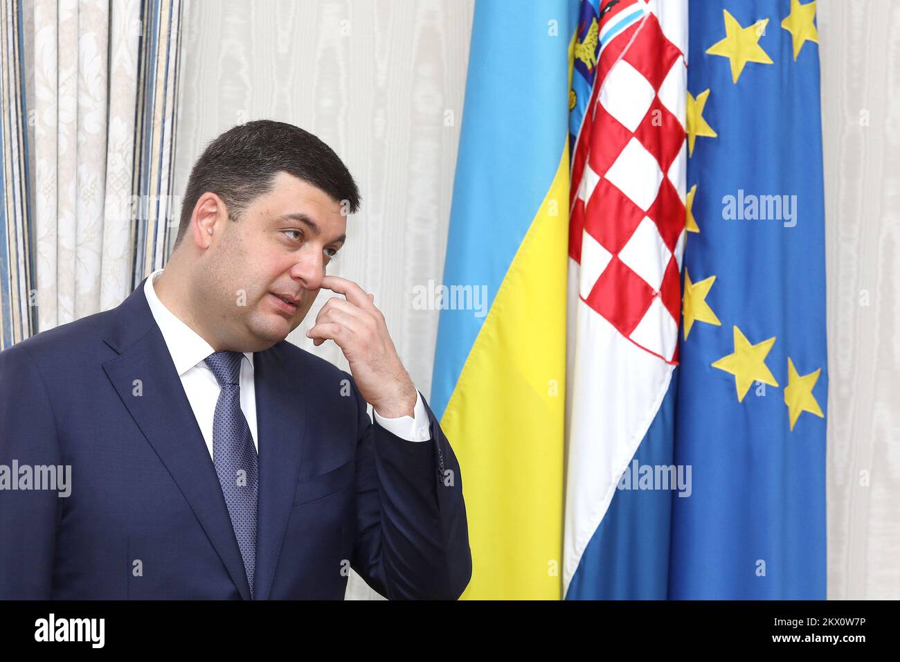 Der ukrainische Ministerpräsident Volodymyr Groysman hat Gordan Jandrokovic in Zagreb, Kroatien, am 13. Juni 2017 bei einem Treffen mit dem Sprecher des kroatischen Parlaments gemocht. Foto: Patrik Macek/PIXSELL Stockfoto