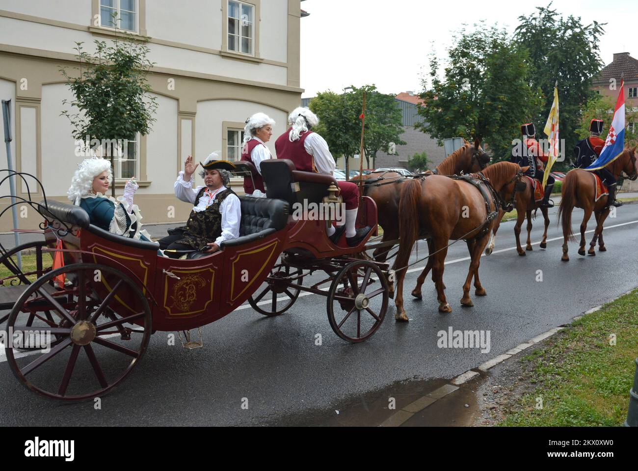 16.06.2017., Bjelovar, Kroatien - Teresiana ist ein mehrtägiges Kulturereignis, das dem 18.. Jahrhundert gewidmet ist, der Zeit, als die Habsburger Monarchie die kroatischen Länder regierte. Maria Theresa, die Kaiserin der Habsburger Monarchie, führte während ihres Lebens zahlreiche bedeutende Veränderungen und Reformen durch. Sie schaffte Hexenjagden ab, führte eine obligatorische Schule ein, und 1756 erließ sie ein Dekret, mit dem die Stadt Bjelovar gegründet wurde. Heute feiern die Bewohner von Bjelovar die Gründung ihrer Stadt mit dieser Manifestation, während der die Straßen eine werden Stockfoto